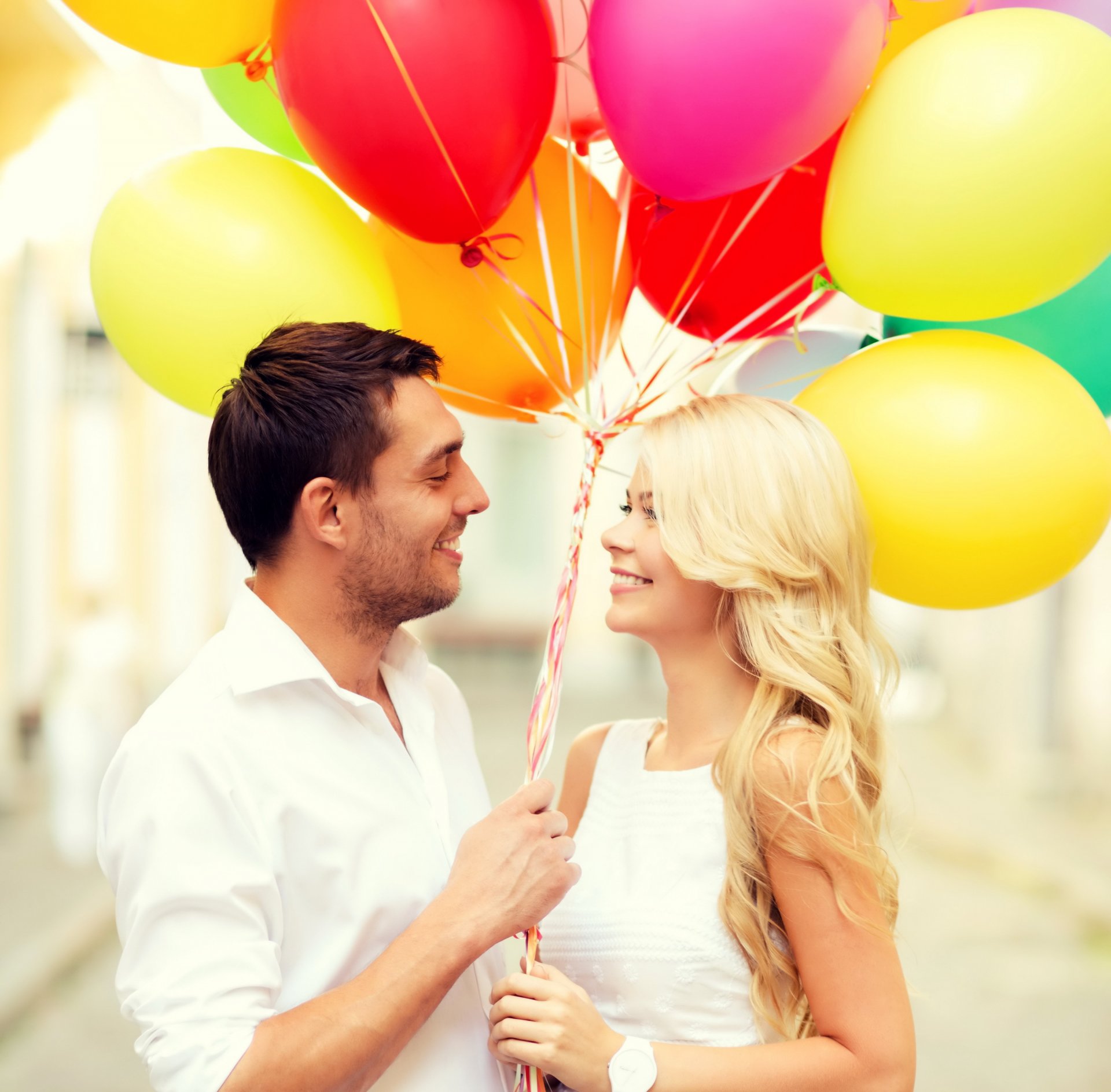 felice palloncini romanzi rosa amore gioia felicità coppia palloncini