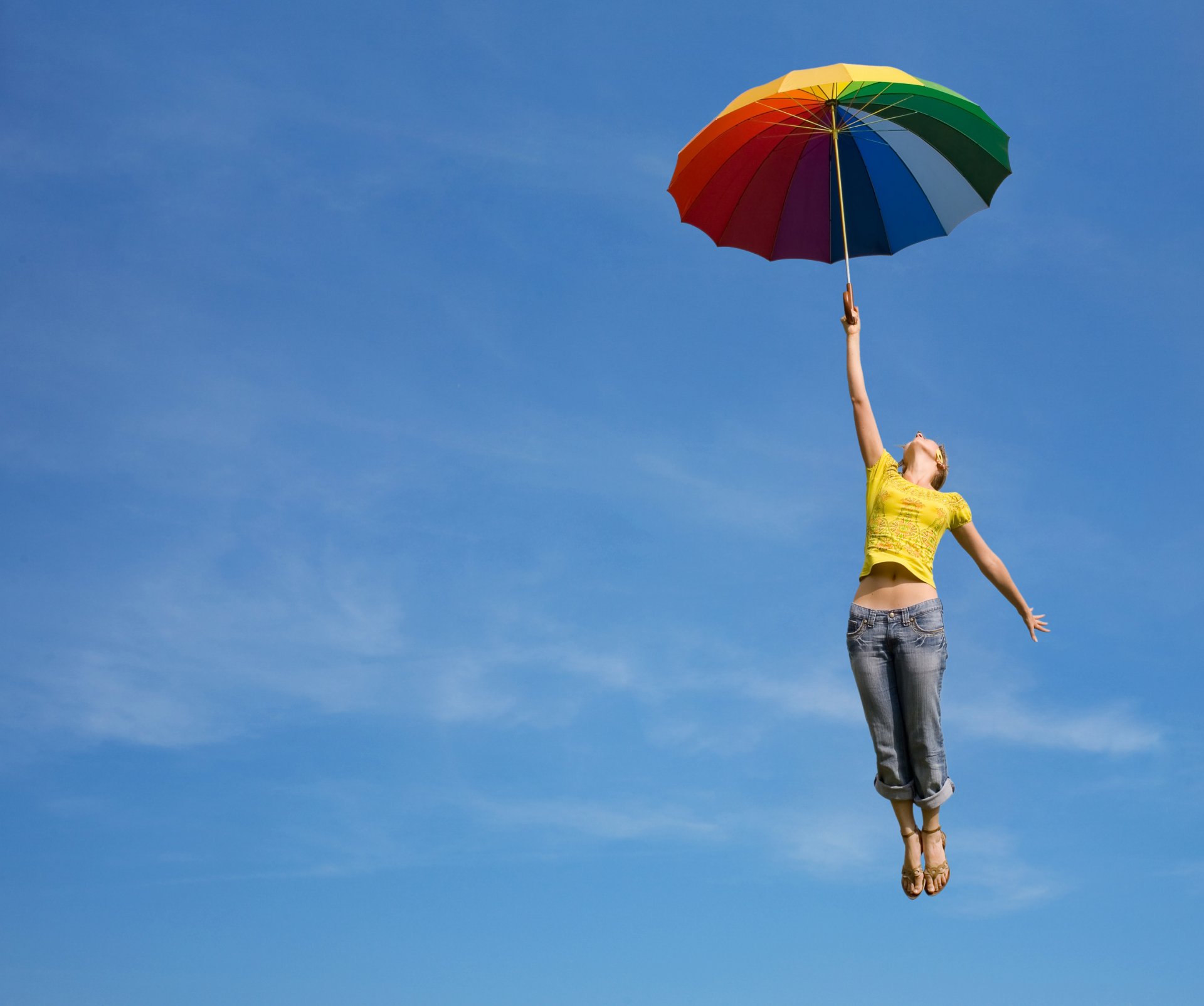 la jeune fille le parapluie le ciel le vol lumineux