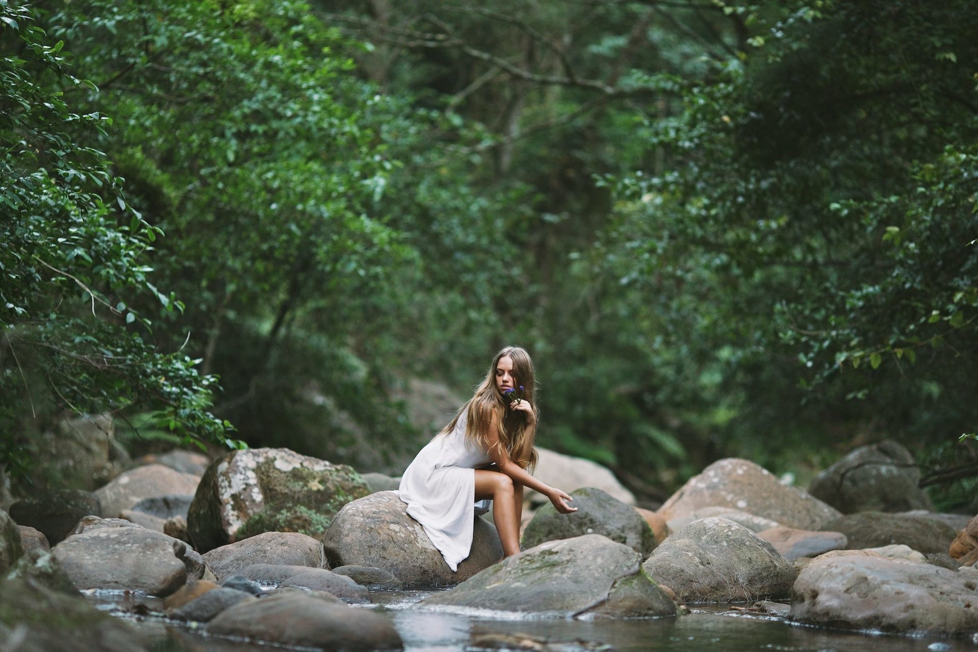 allein mädchen felsen wasser bäume widescreen hintergrundbilder