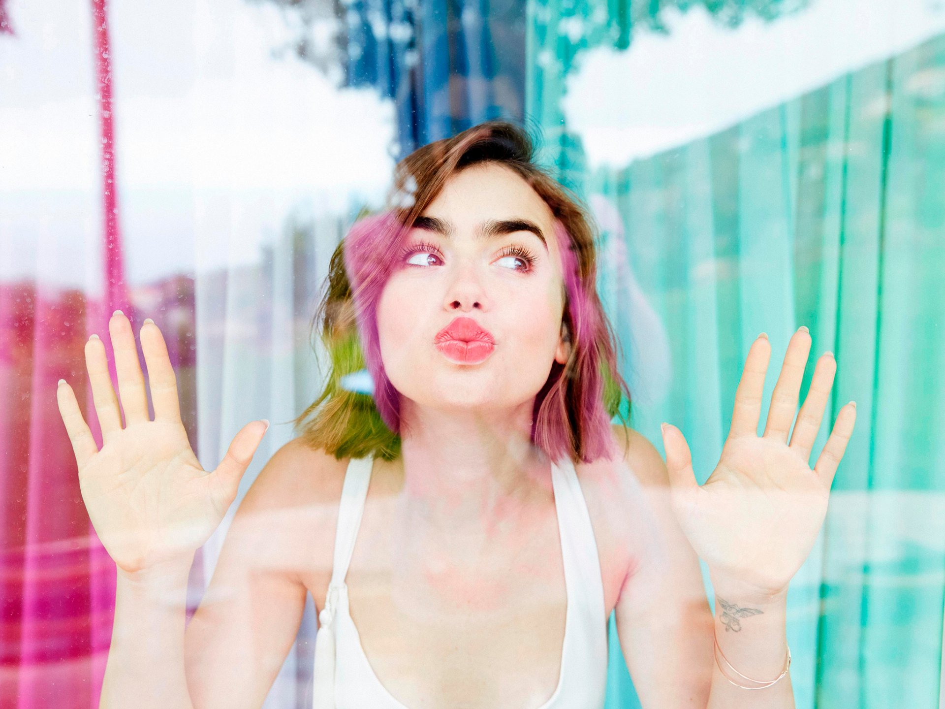 lily collins esponja beso yahoo estilo