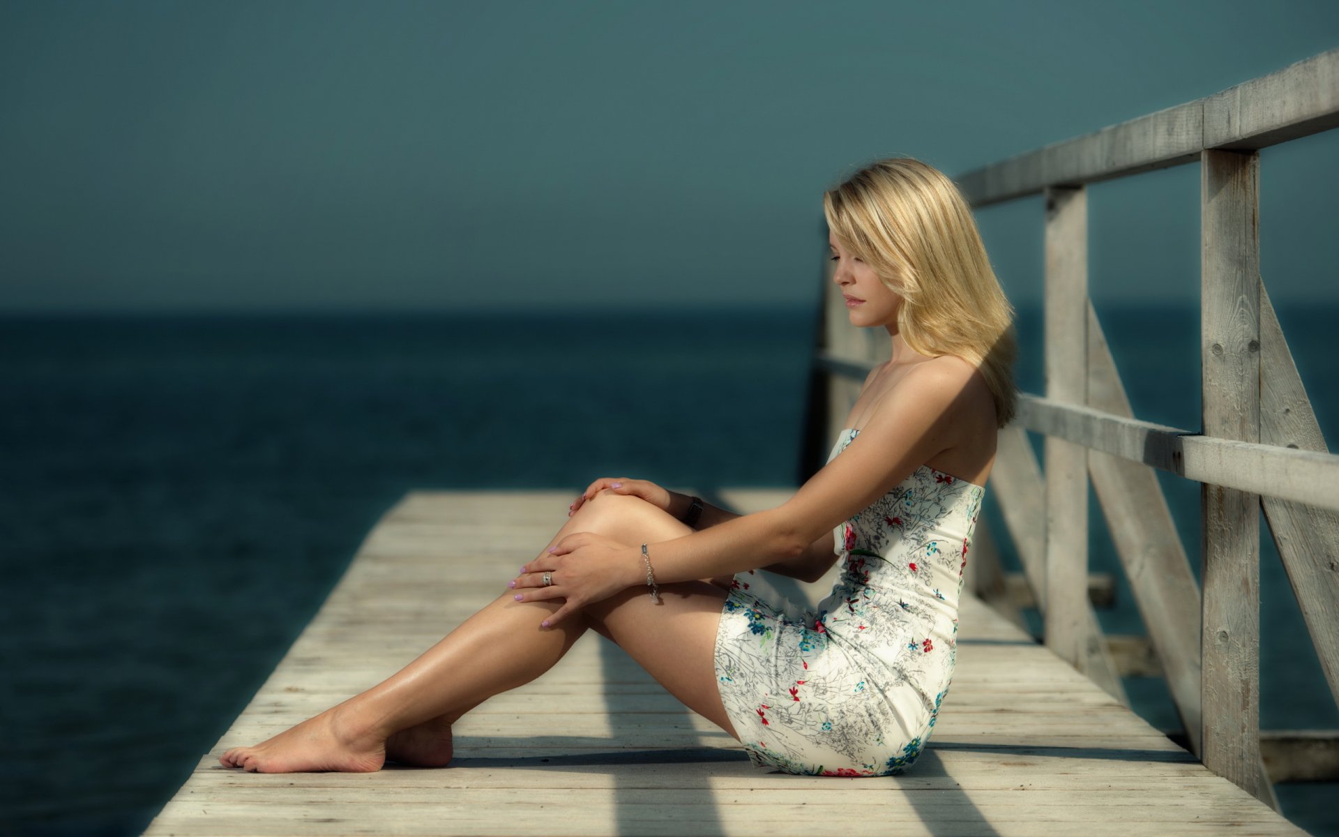Девушка сидит на берегу