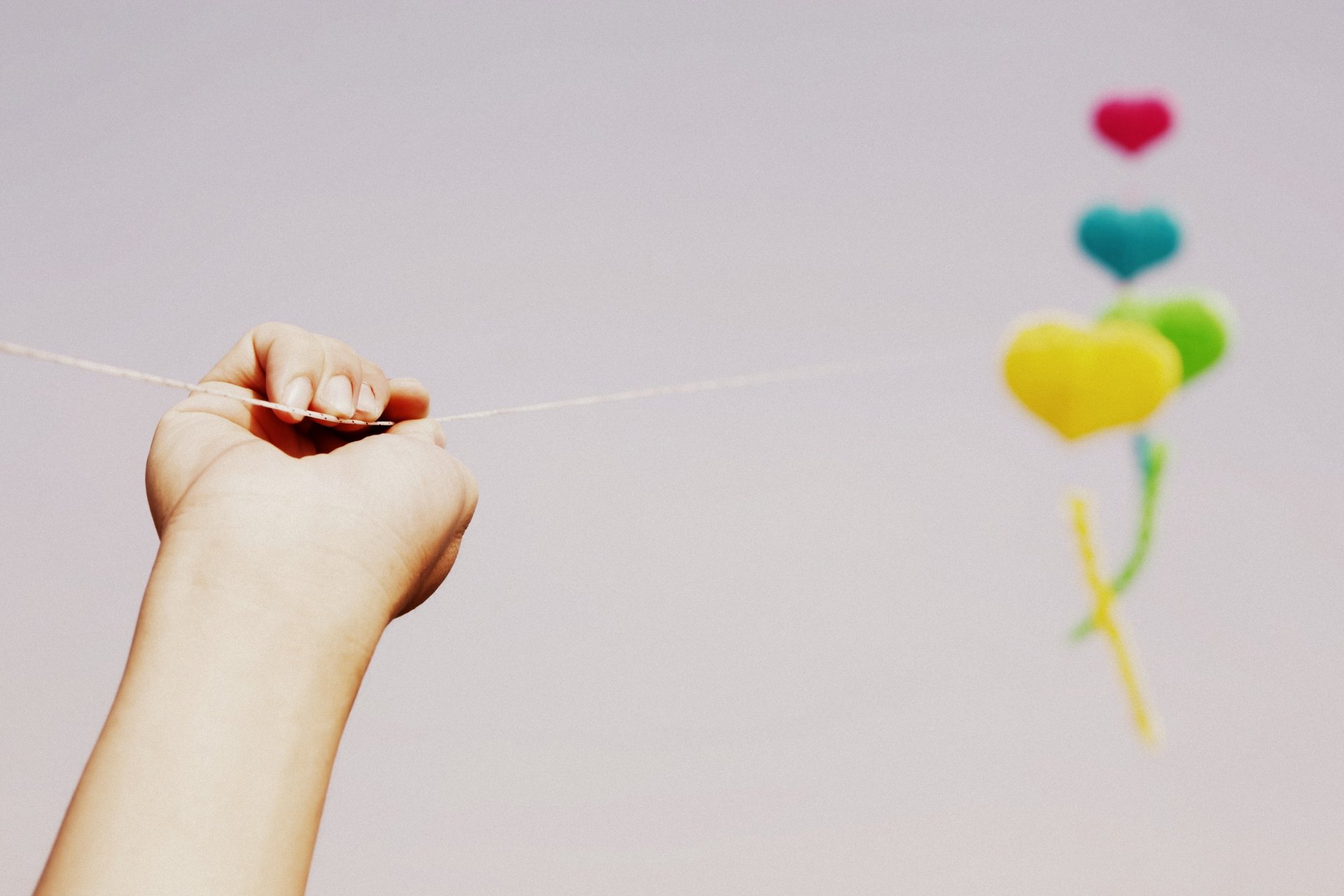 mood mano ragazza palloncini palloncini colorato cielo sfondo carta da parati widescreen schermo intero widescreen