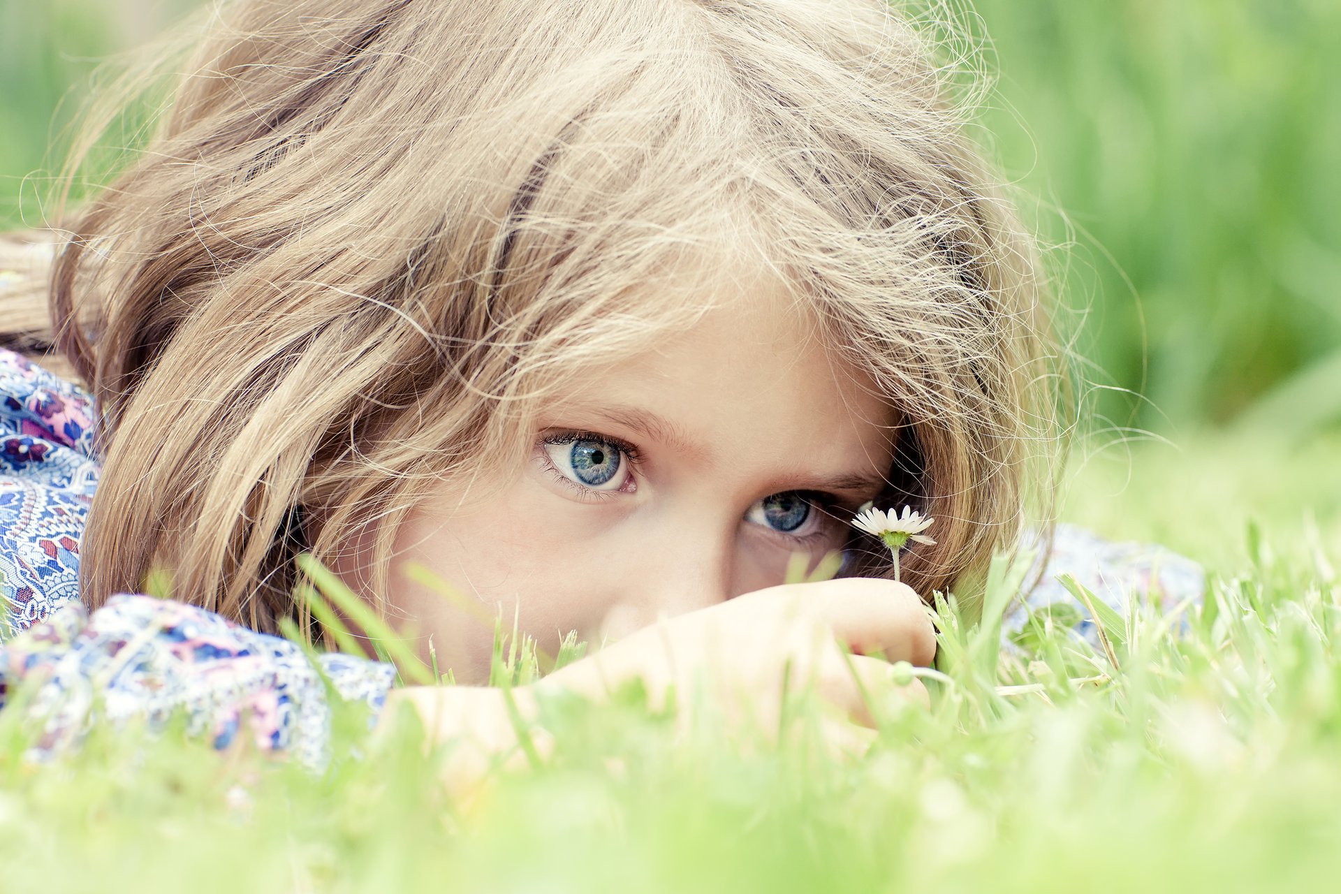 petite fille le bébé la petite belle fille les yeux bleus de son enfance de fleurs je l espère de l herbe play la joie la частливый petite belle fille les enfants l espoir le jeu радос