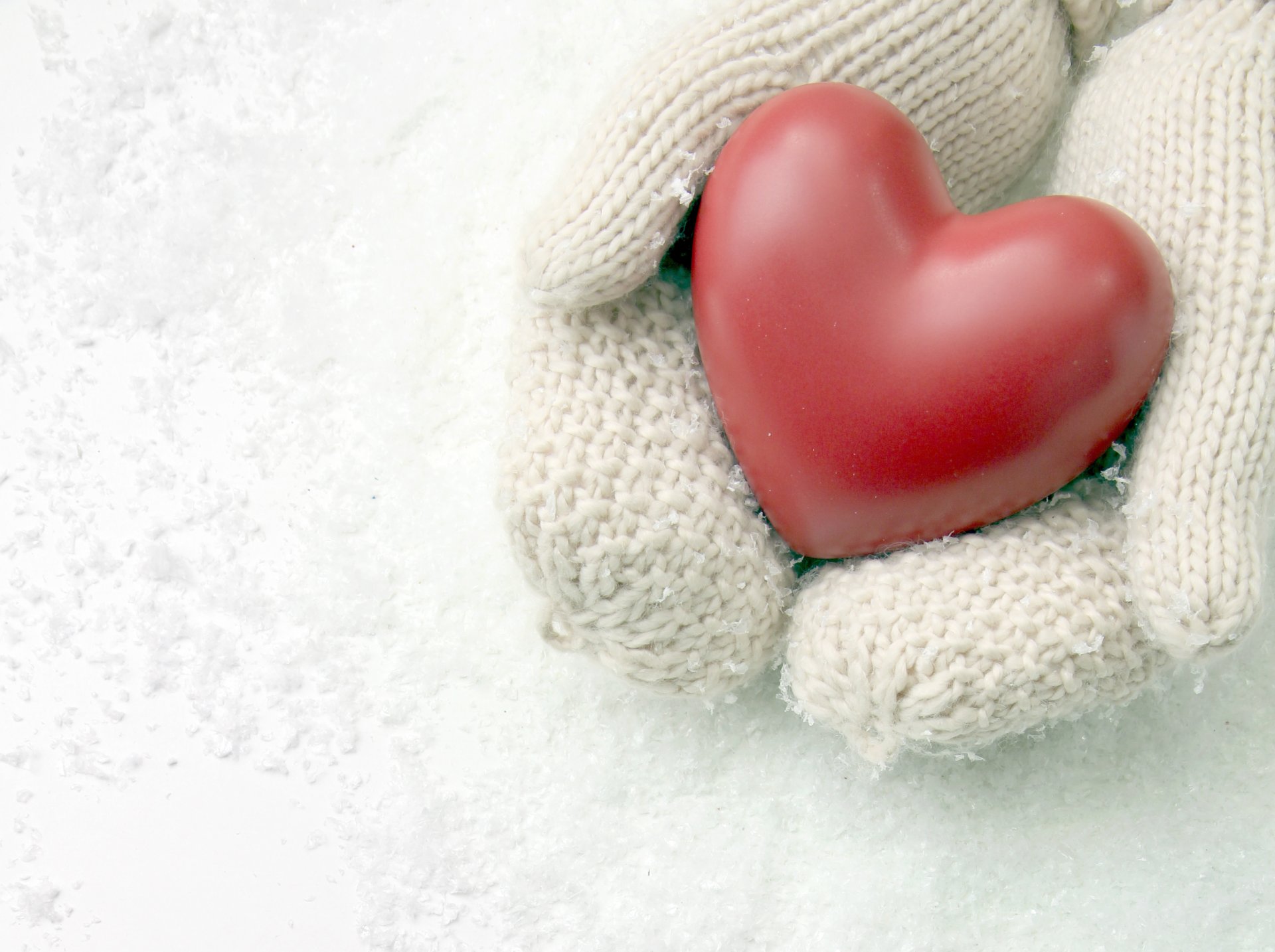 coeur amour neige mains