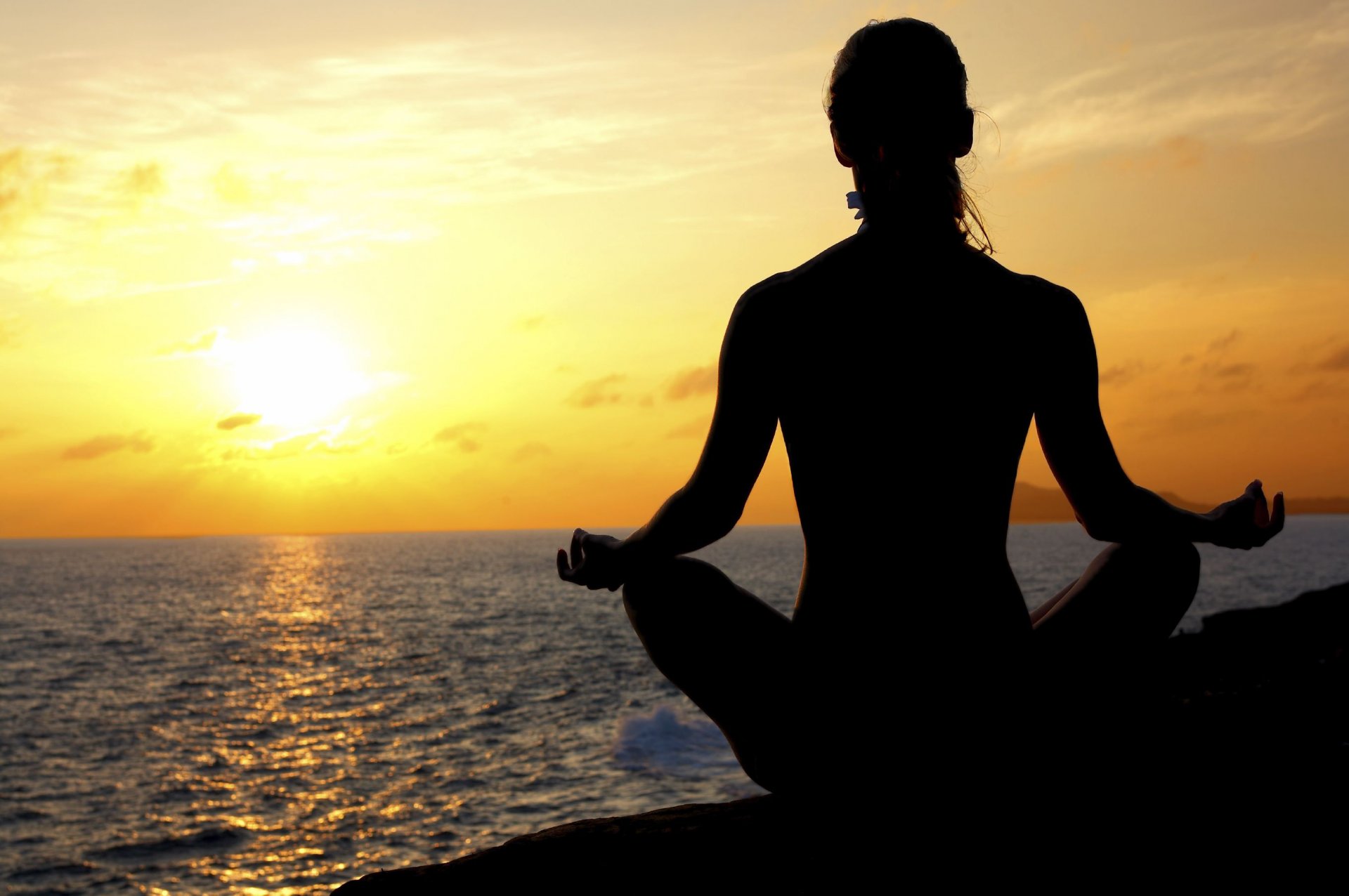 ragazza meditazione posa asana riva mare sole