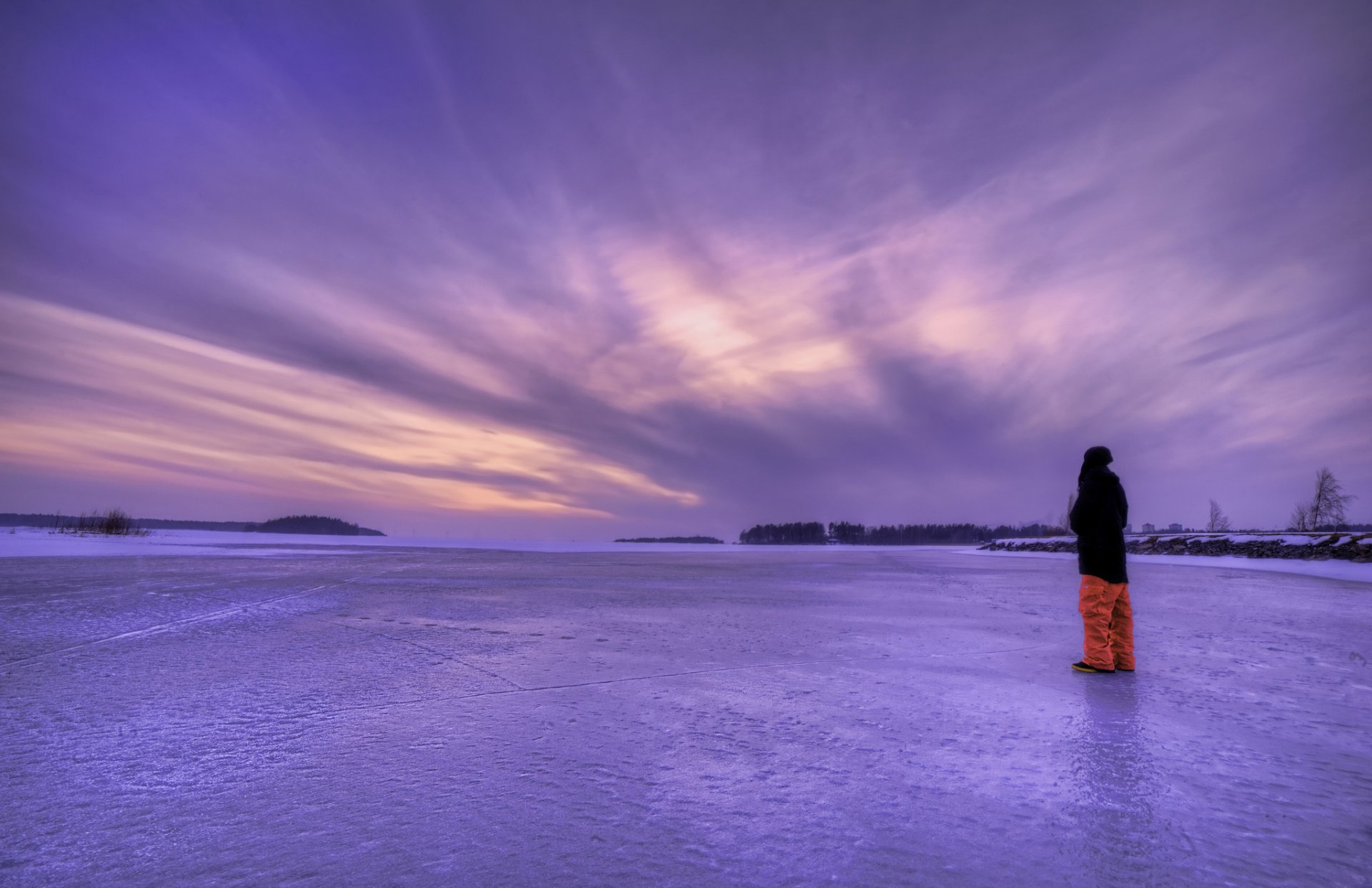 svezia inverno lago ghiaccio sera ragazzo paesaggio lilla cielo