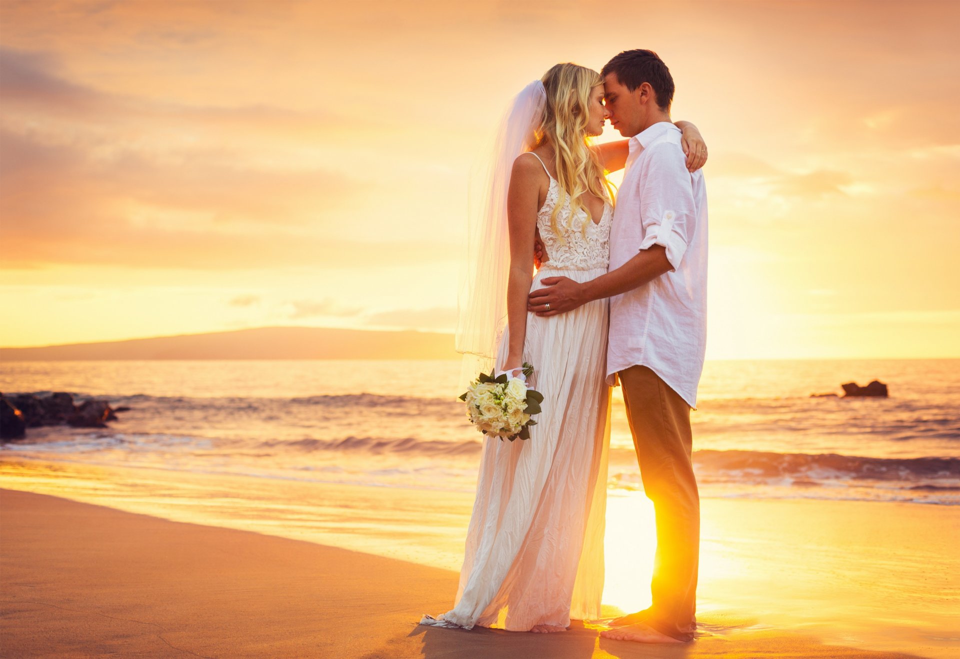 matrimonio sposa spiaggia mare felice appena sposato tramonto