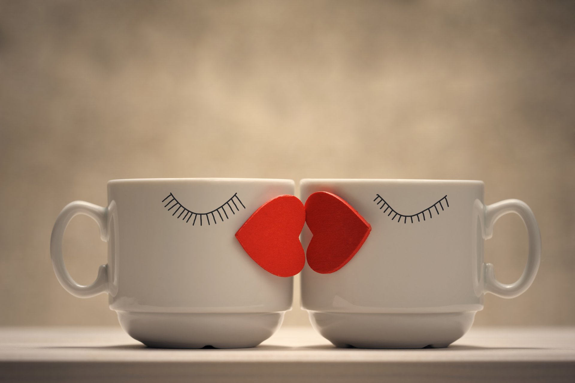 humeur deux café tasses tasses couple éponges rouges coeurs amour baisers créatif bonne idée positif bokeh papier peint