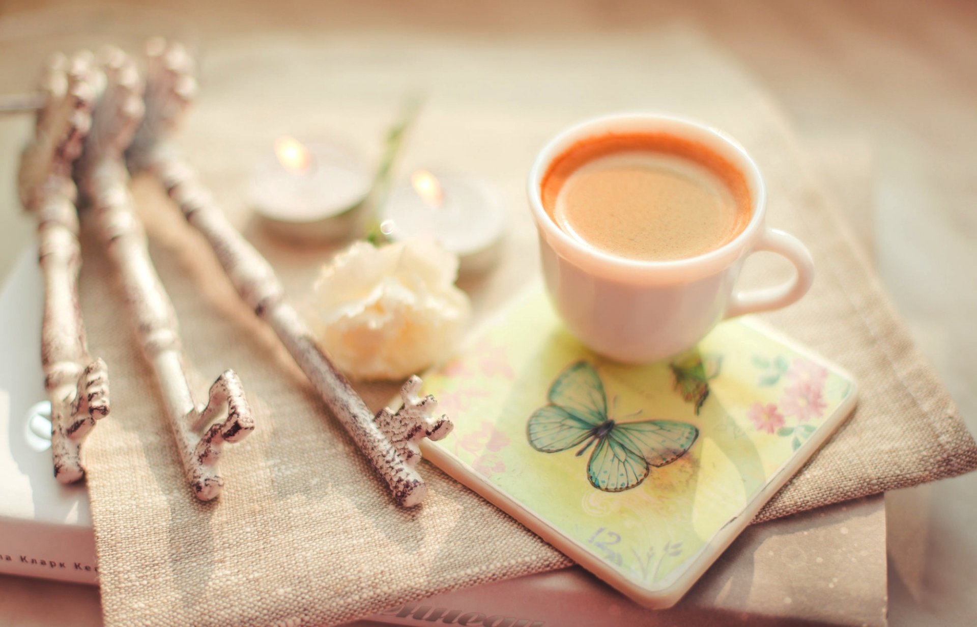 tasse kaffee cappuccino buch schlüssel ständer blume kerzen