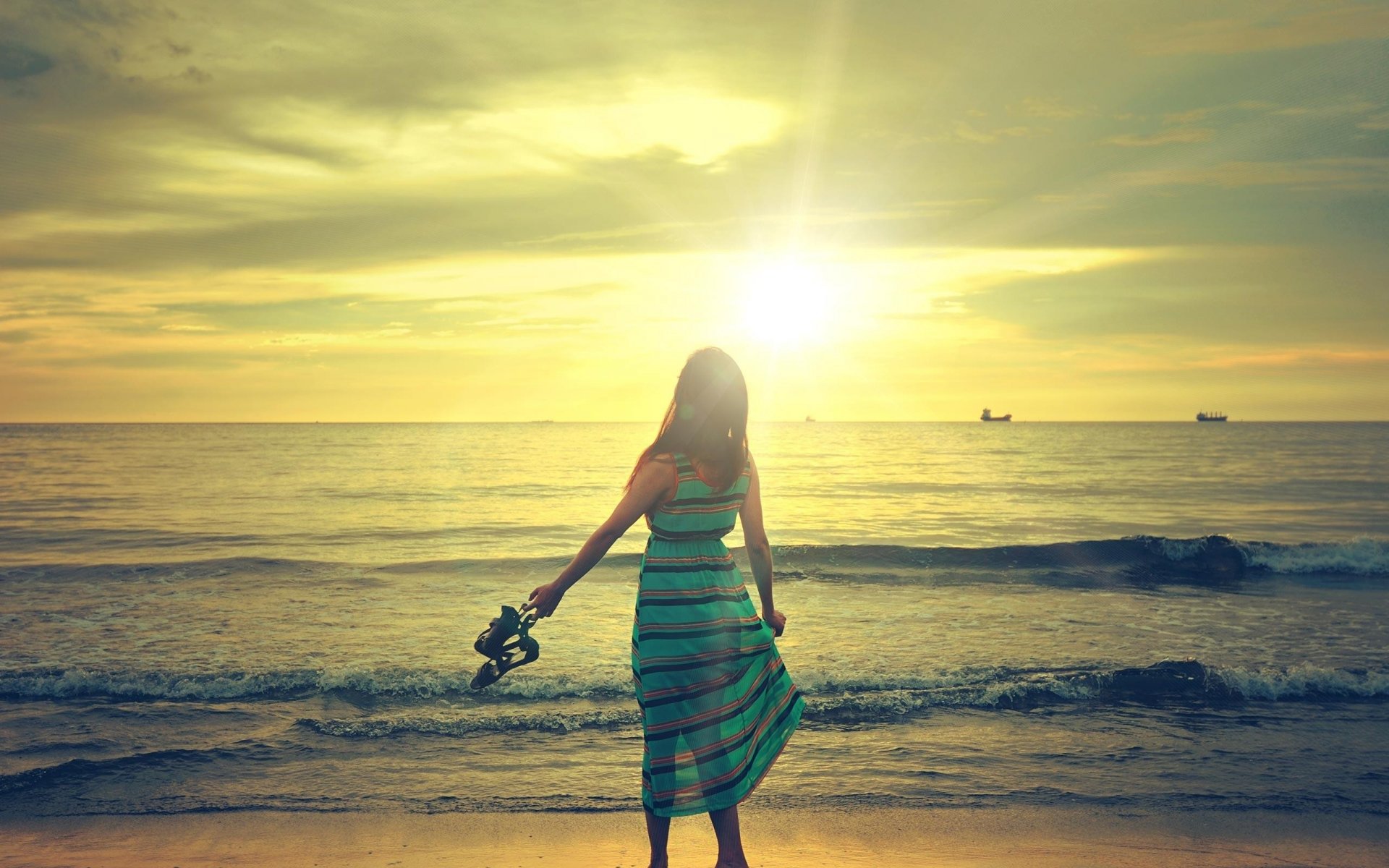 la jeune fille la robe la plage les vagues le soleil le ciel les nuages