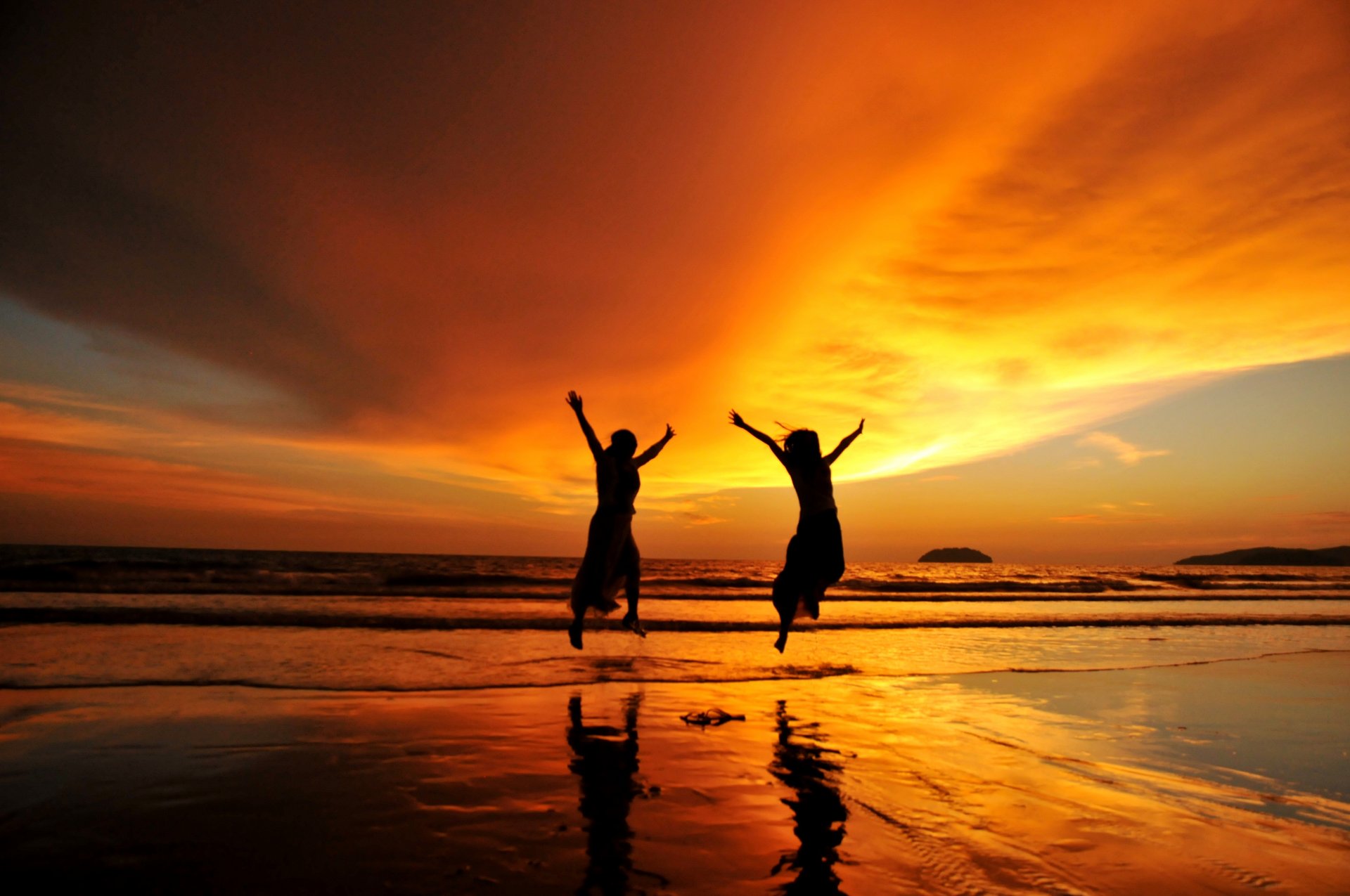 mare costa onde ragazze gioia gioia sole tramonto