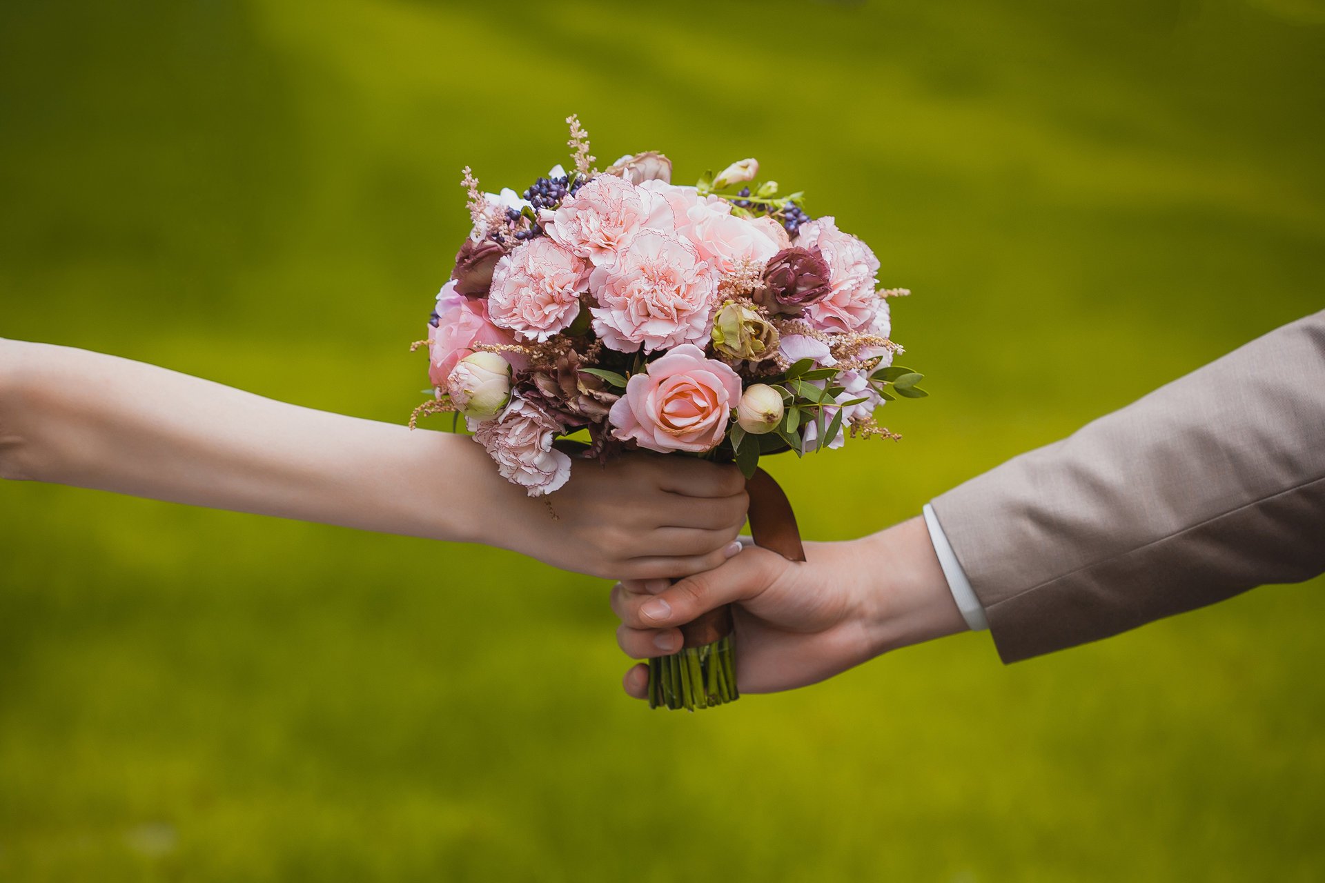 boda ramo novia y novio amor novelas románticas flores rosas romance