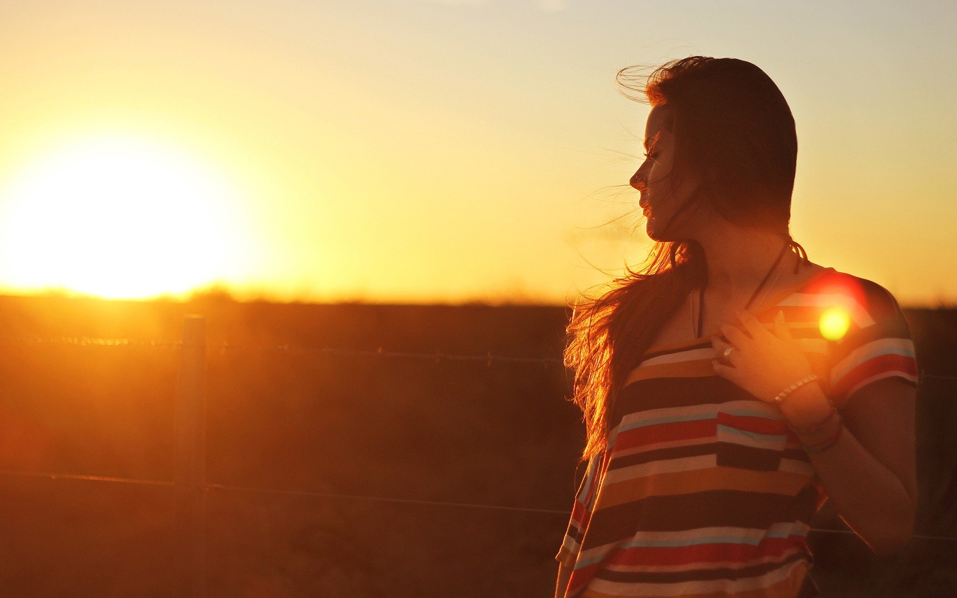 ragazza bruna tramonto all aperto bracciale capelli lunghi capelli donne sole luce