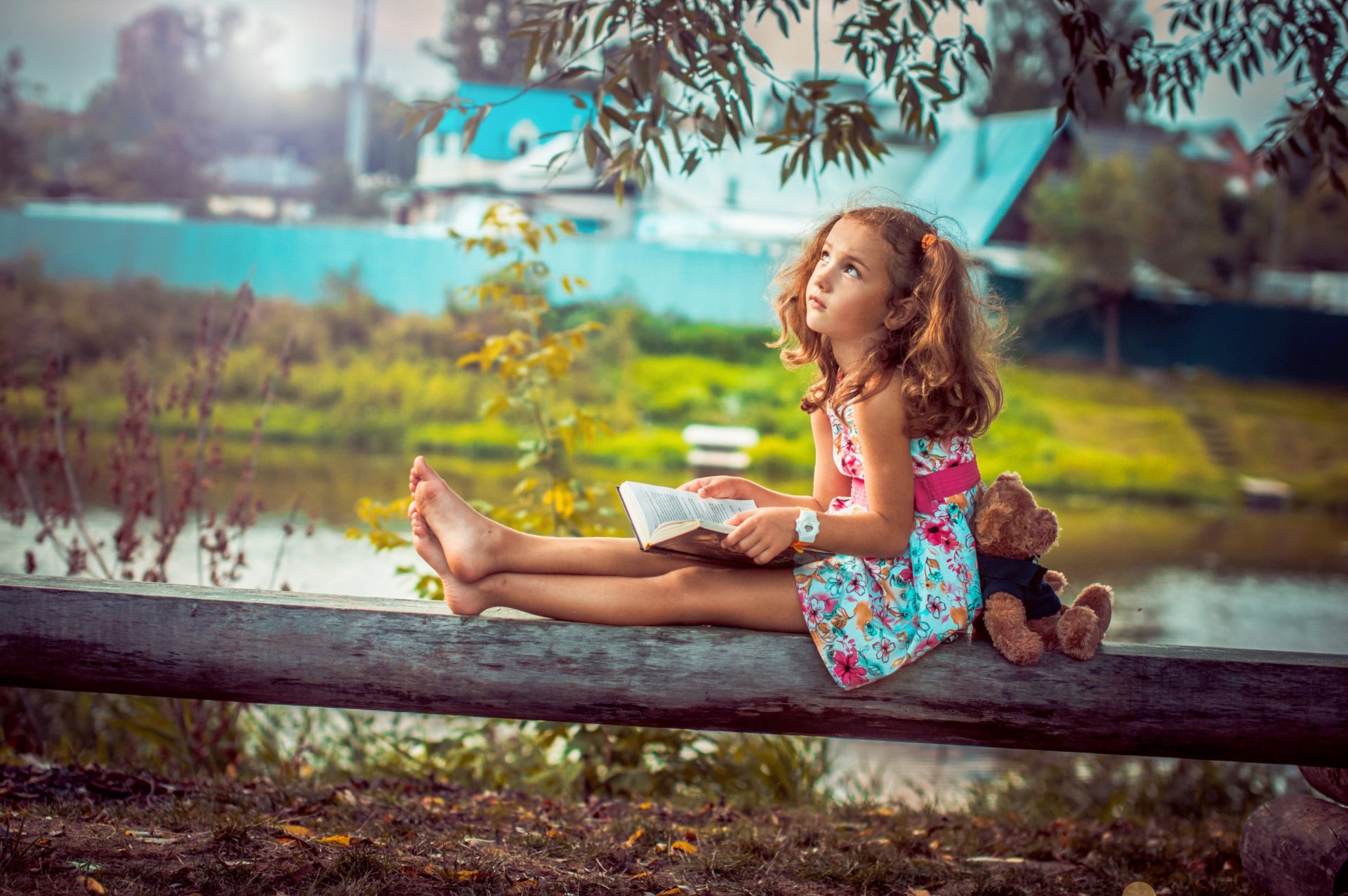 ragazza bambino sogni libro orso giocattolo natura