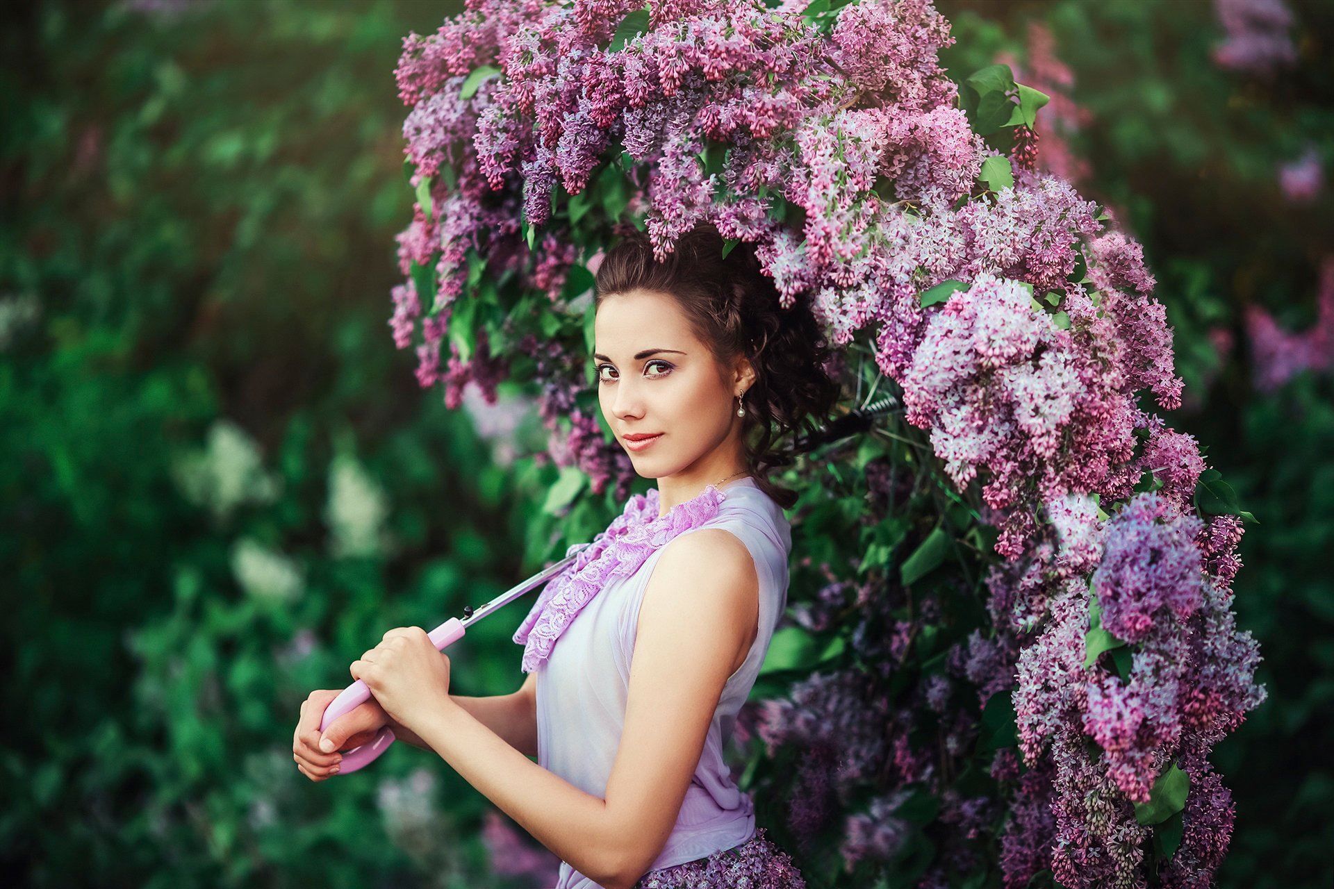 noisette de la jeune fille lilas fleurs parasol