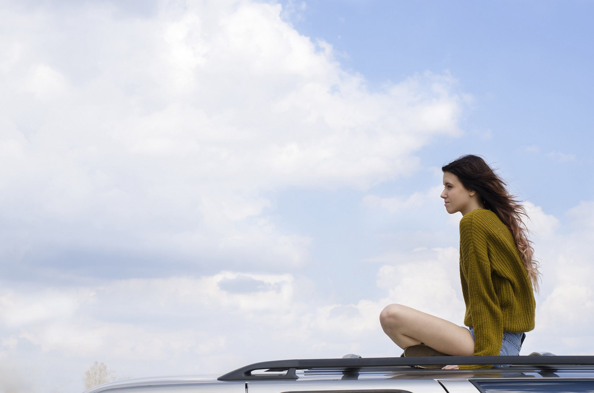 la jeune fille un short la voiture le toit le ciel la liberté