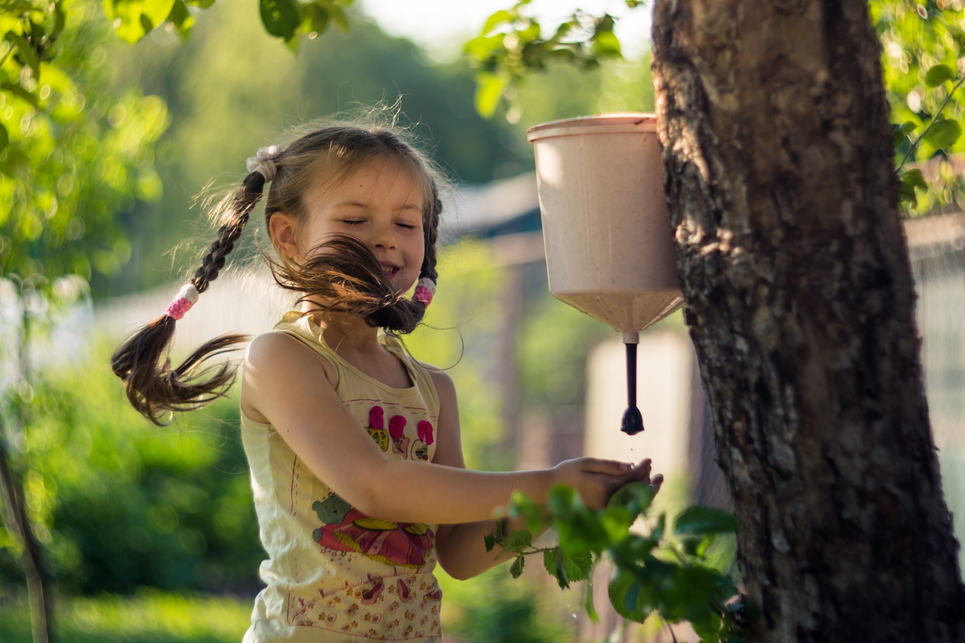 verano casa de campo niña infancia alegría viento árbol lavabo agua trenzas belleza amor felicidad elena chelysheva