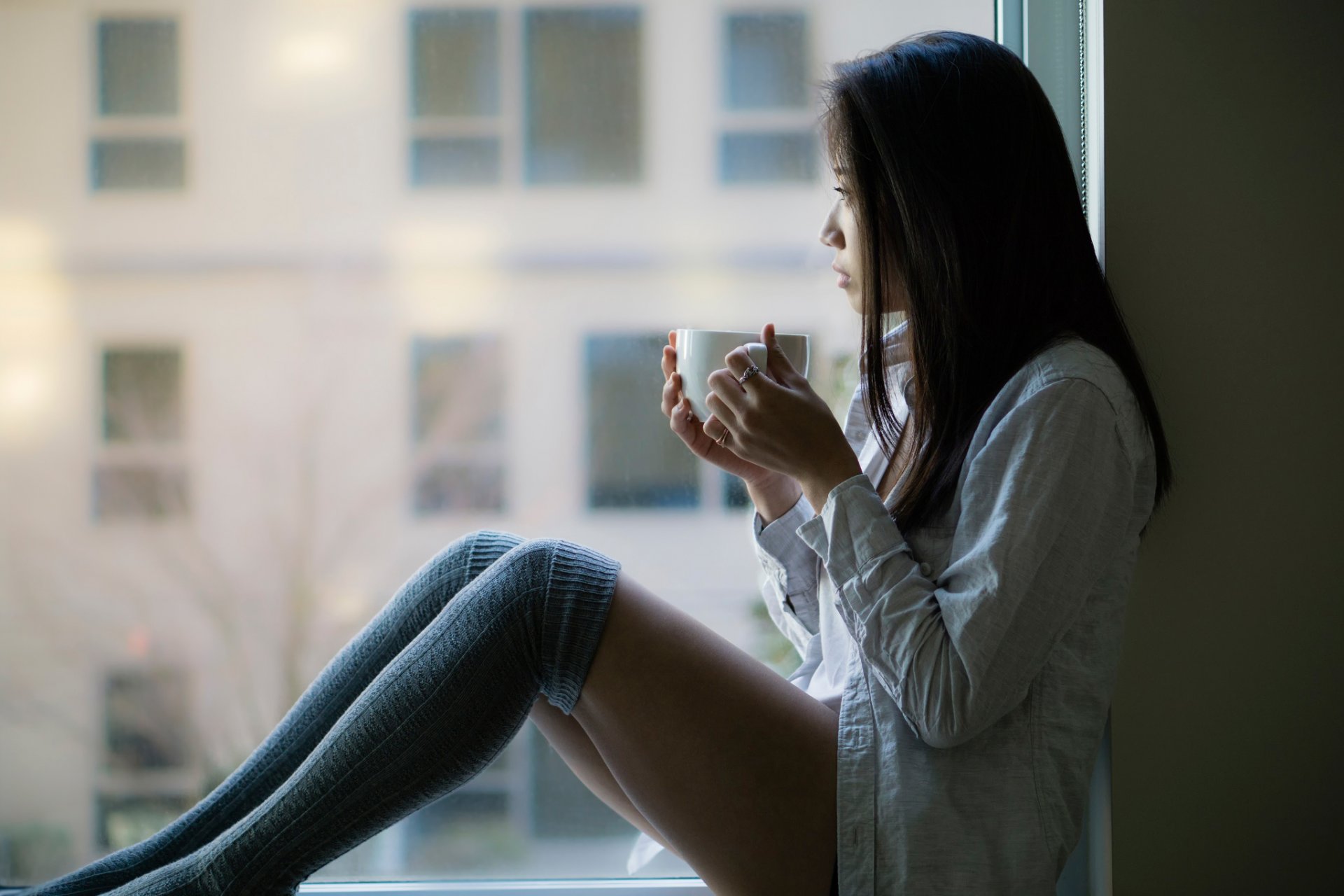 julia piernas calcetines hasta la rodilla ventana taza de café soñar despierto melancolía