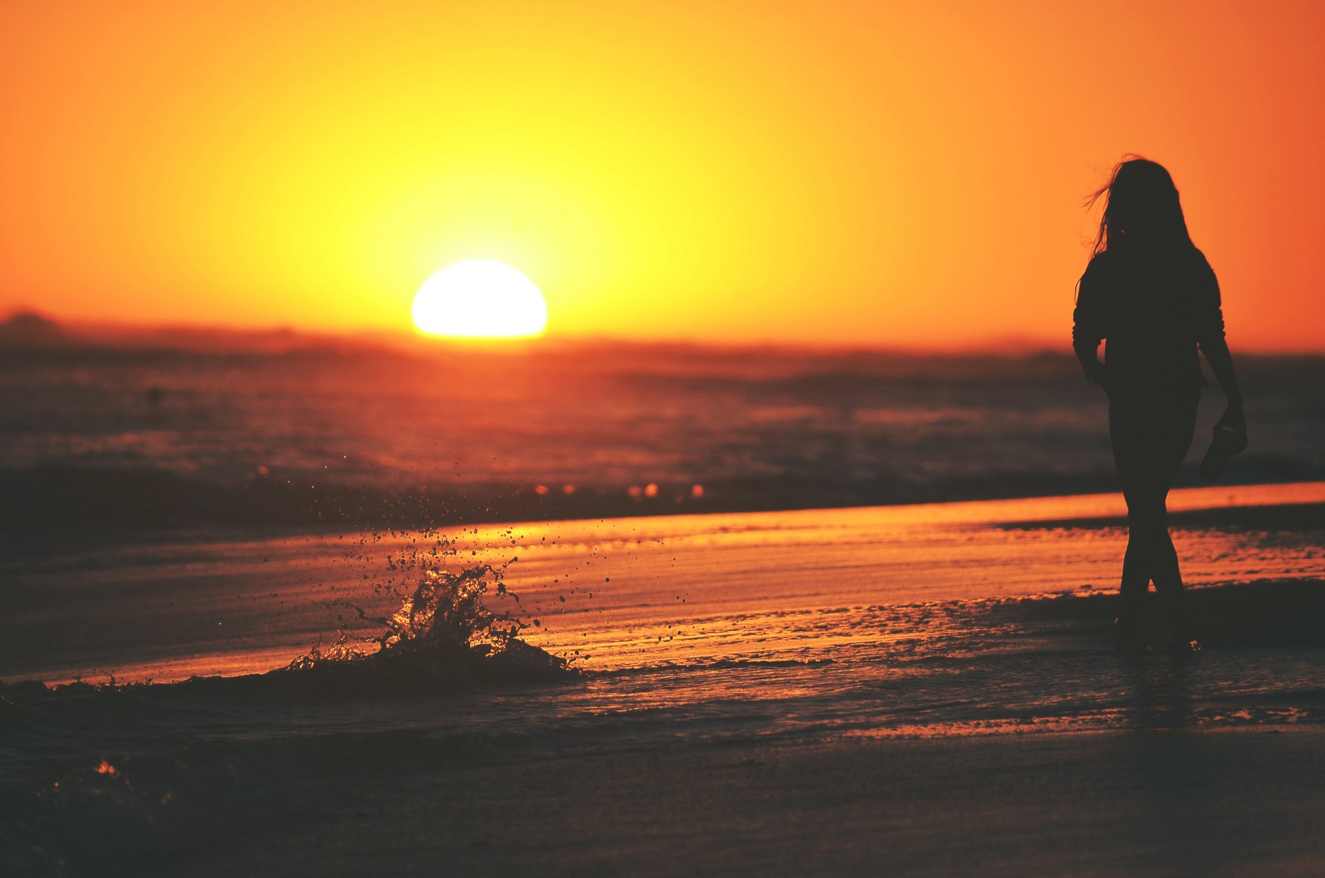 la jeune fille coucher de soleil le soleil la mer les vagues les éclaboussures