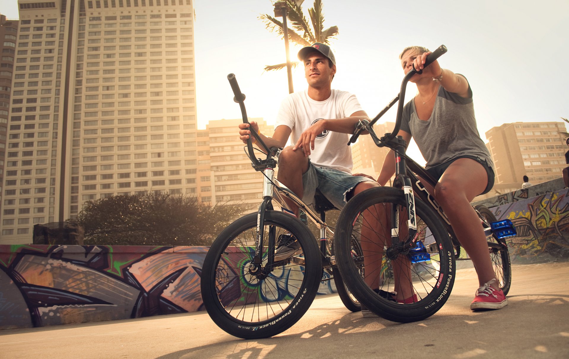 bmx aficionados chica hombre bmx ciudad edificio