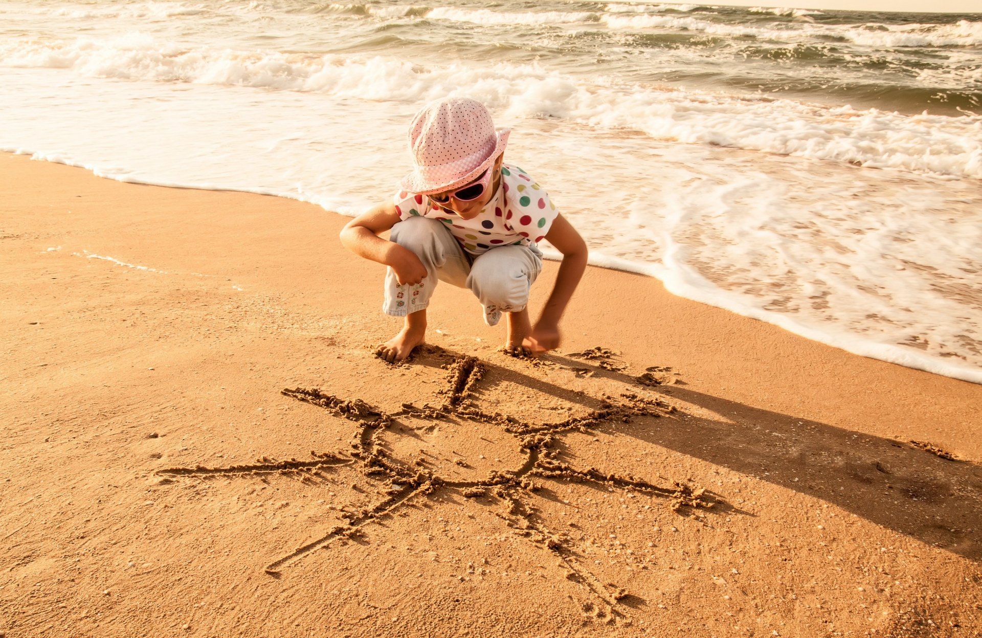 stimmungen kinder mädchen kind sand strand sonne sonne urlaub sommer urlaub urlaub hut hut brille lächeln freude meer wellen wellen wasser hintergrund tapete widescreen vollbild widescreen