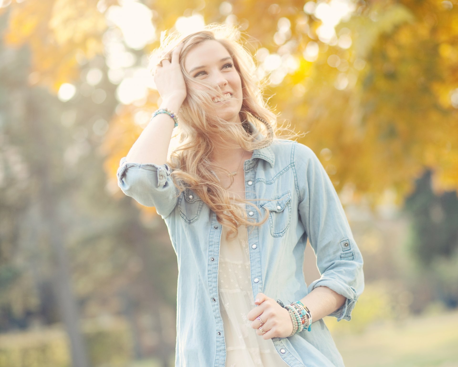 liv mädchen blond blick hemd herbst