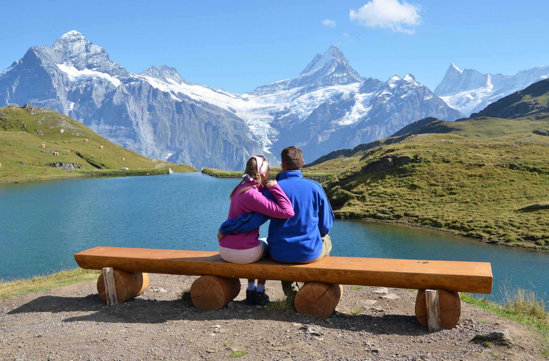 montañas picos nieve lago pareja