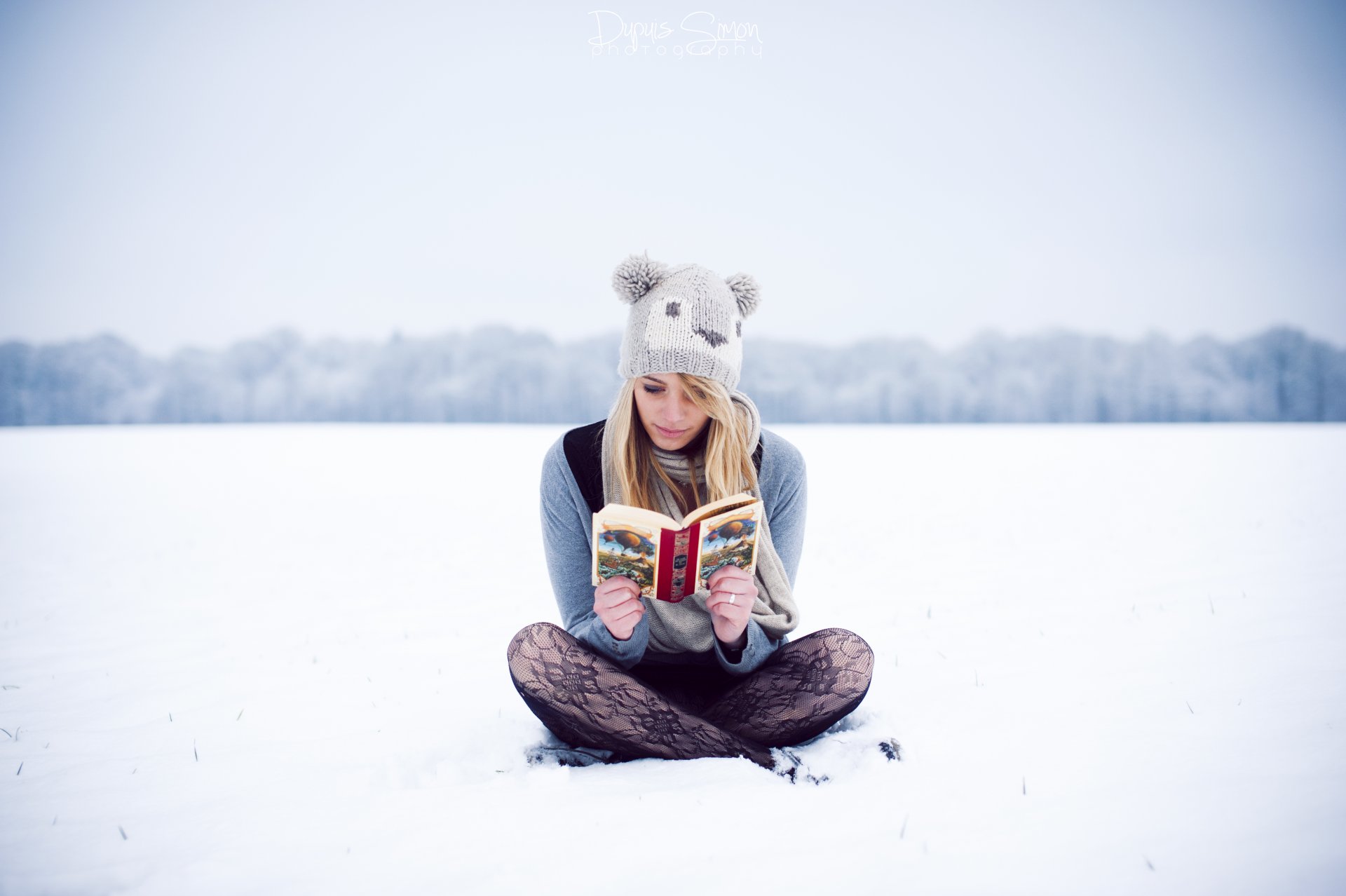 chica invierno sombrero rubia lee