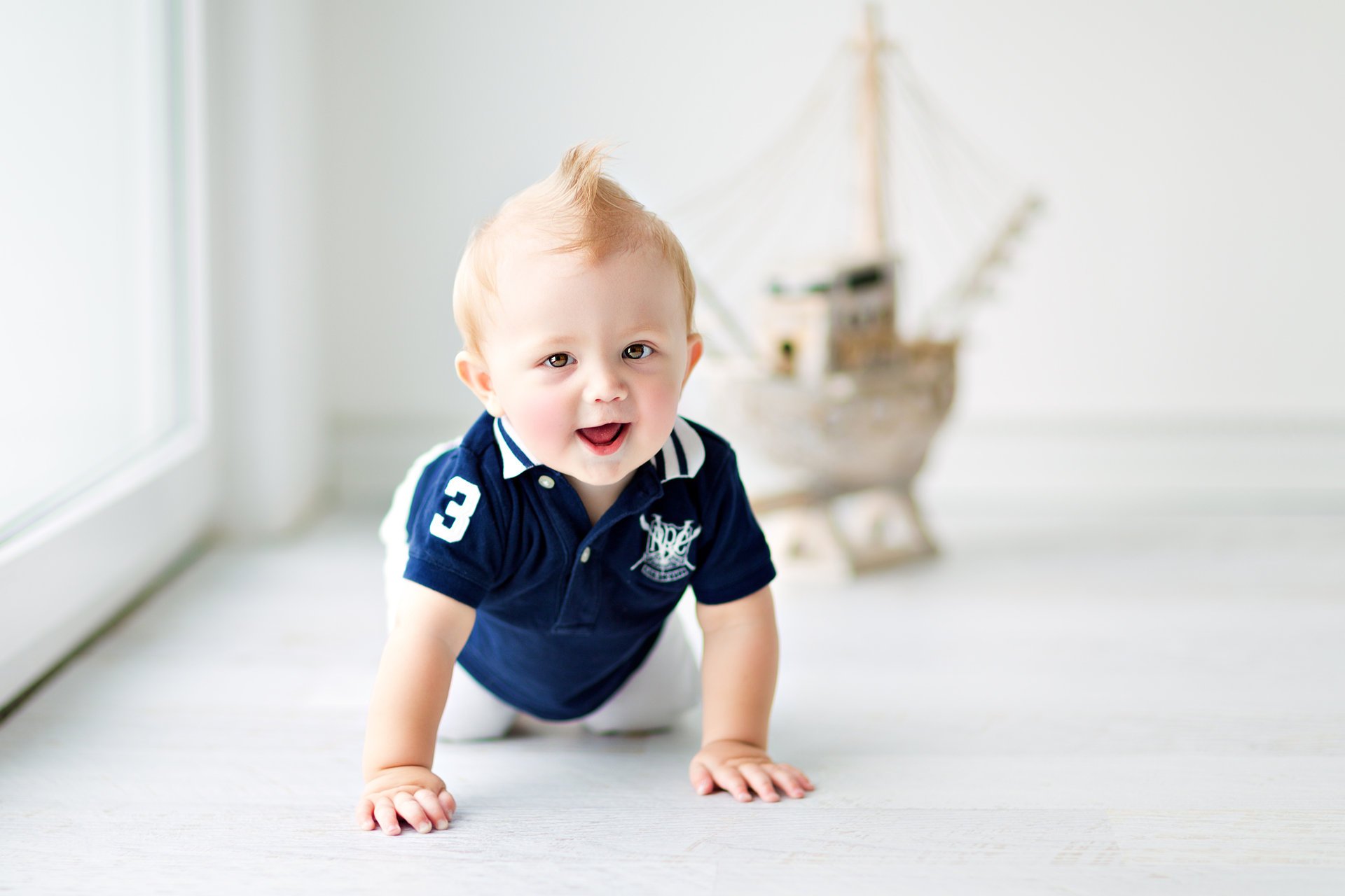 bambino felice bambino grandi bellissimi occhi blu sorriso gioco bambino godendo la vita mare nave ragazzo bambino gioco bambini godendo la vita