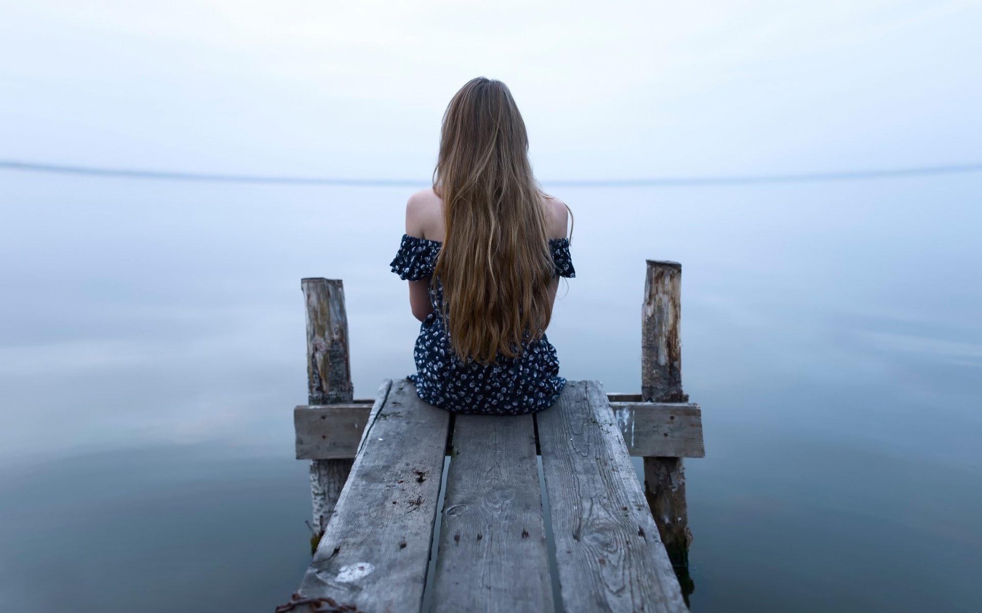 solitudine vicino all acqua ragazza dai capelli lunghi