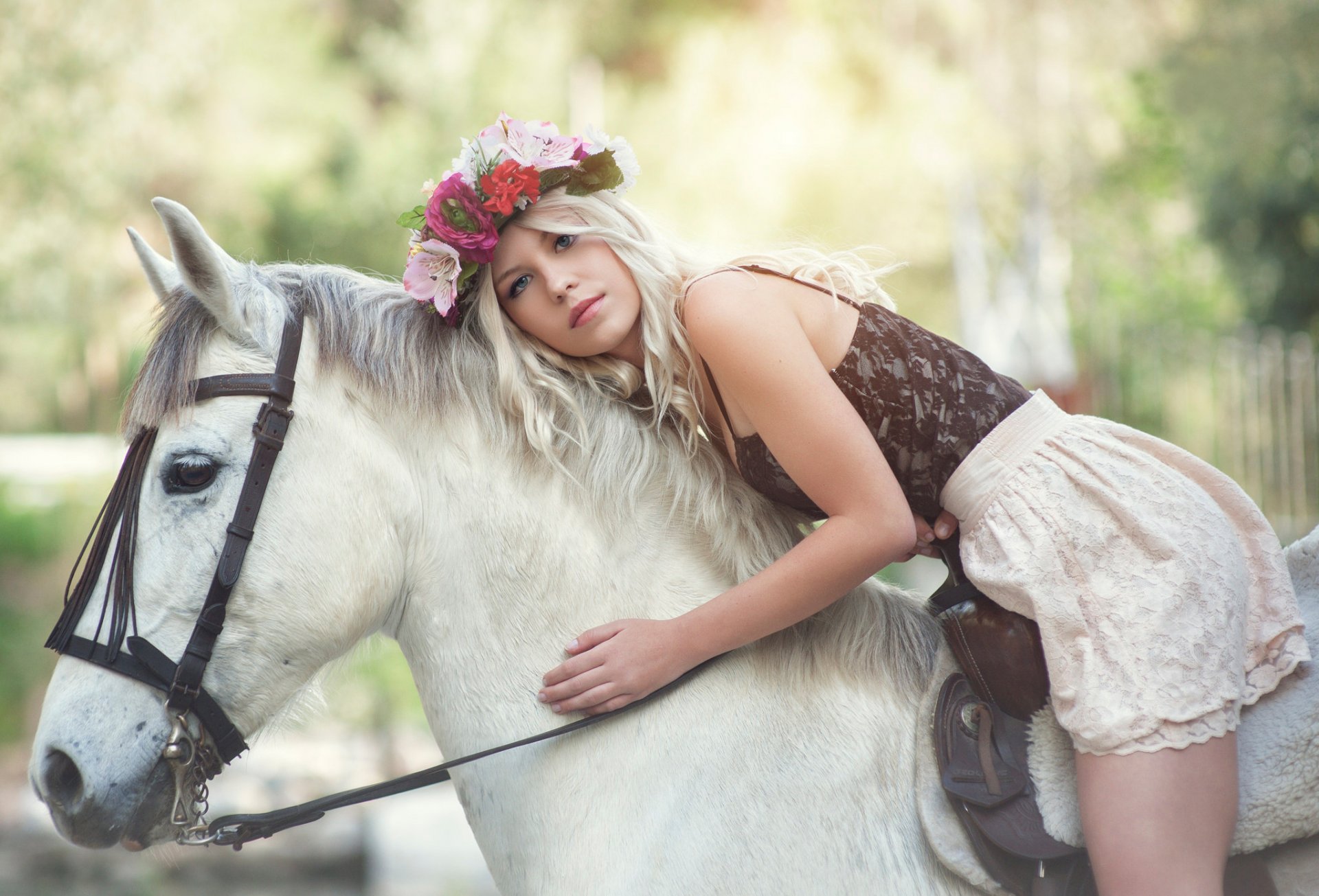 nelly lehtinen nelly&cheval la jeune fille la couronne le cheval