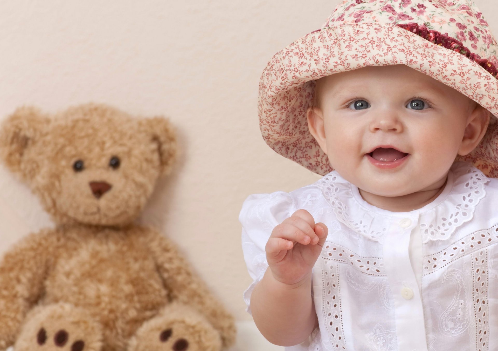 belle fille sourire chapeau ours en peluche heureux enfant yeux bleus belle fille heureux enfants