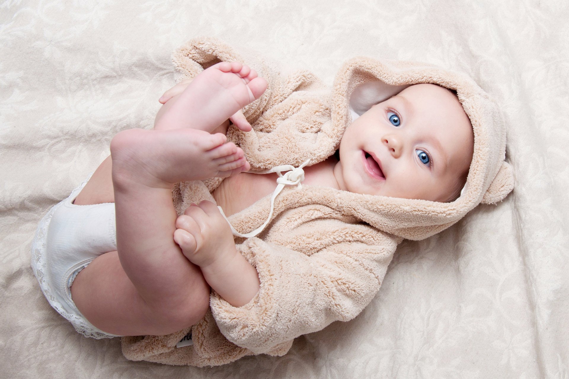 happy baby baby big beautiful blue eyes girl smile play baby enjoying life beautiful girl happy game kids enjoying life big blue eyes cute with