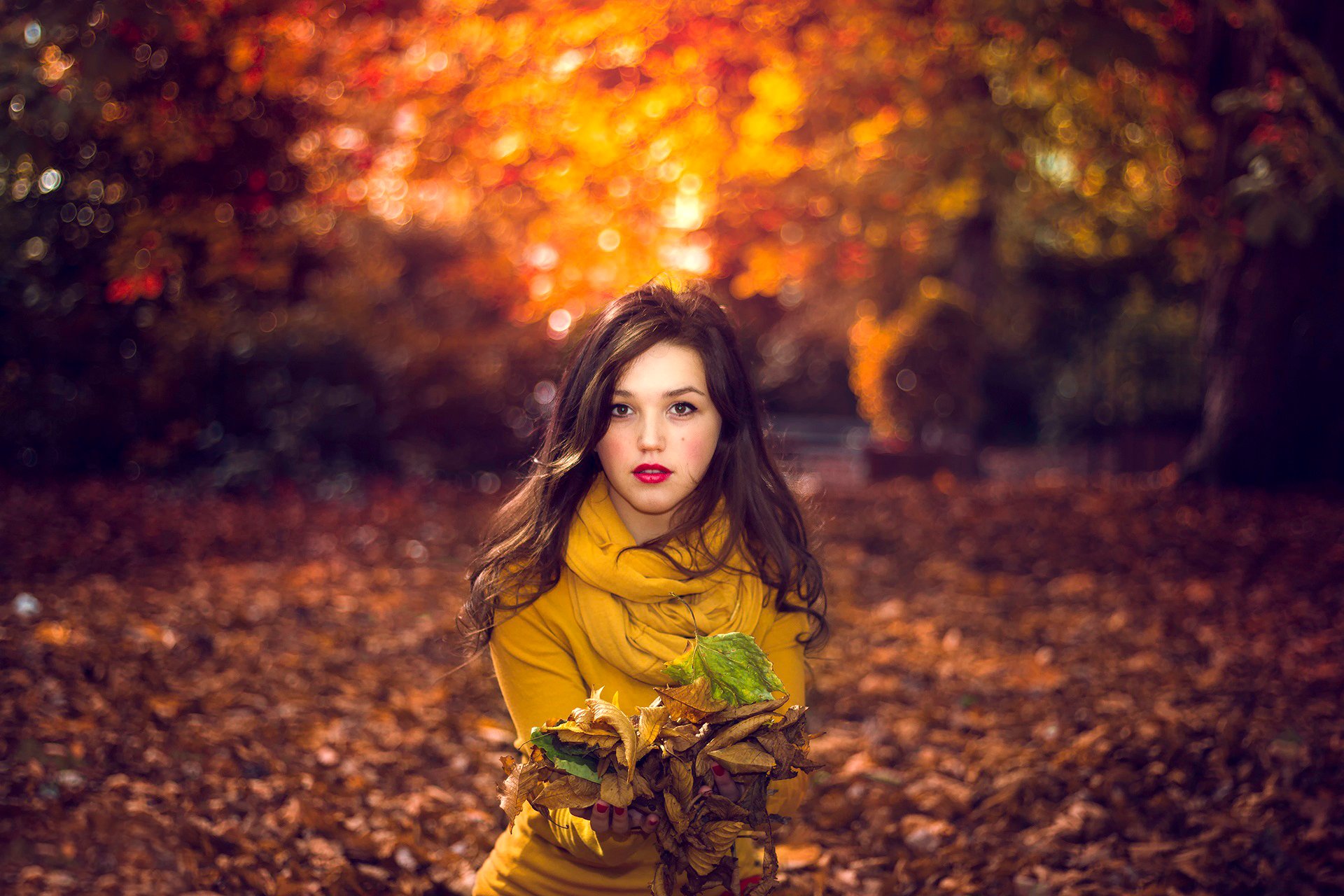 bokeh ritratto autunnale ragazza foglie natura