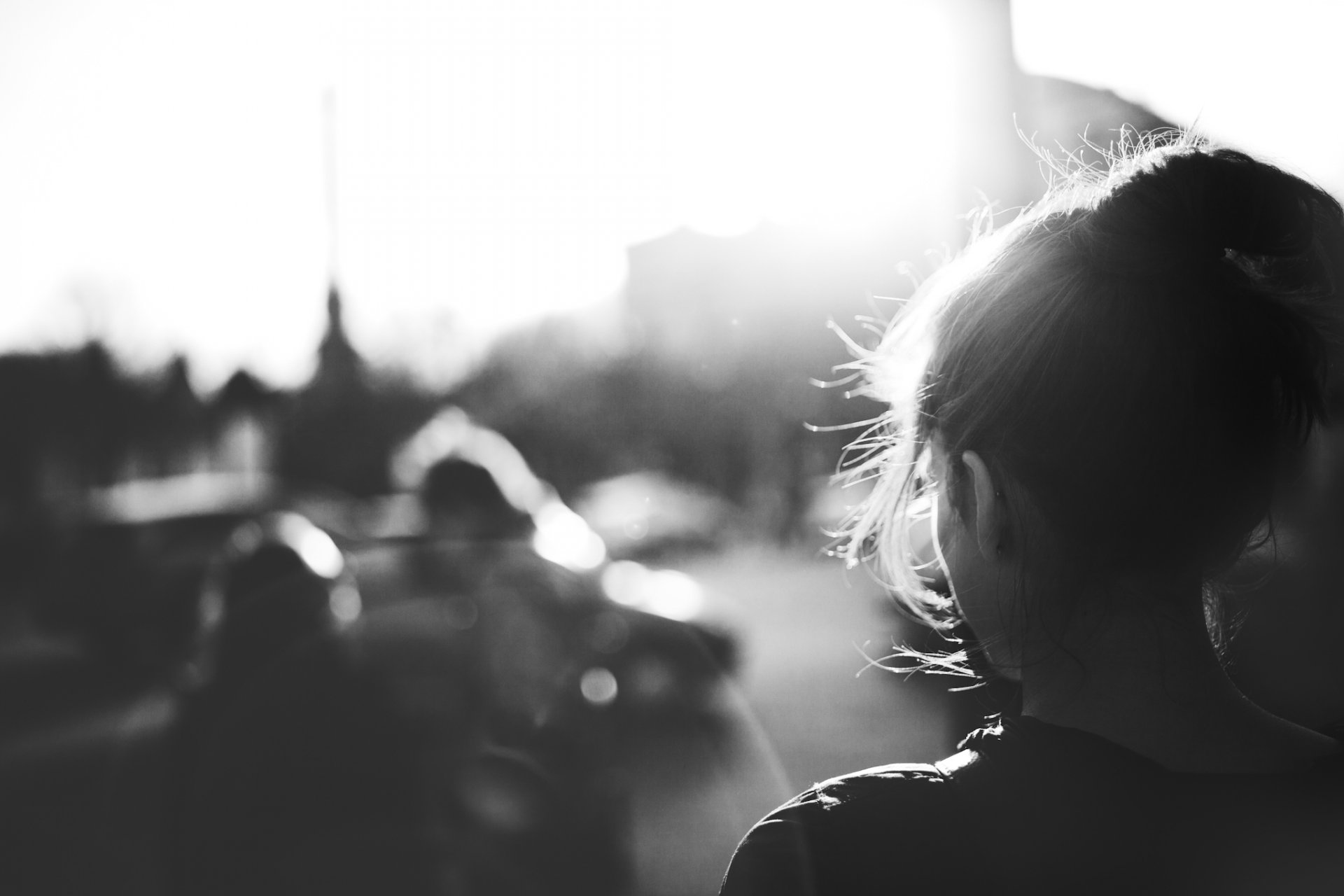 la jeune fille les cheveux noir et blanc