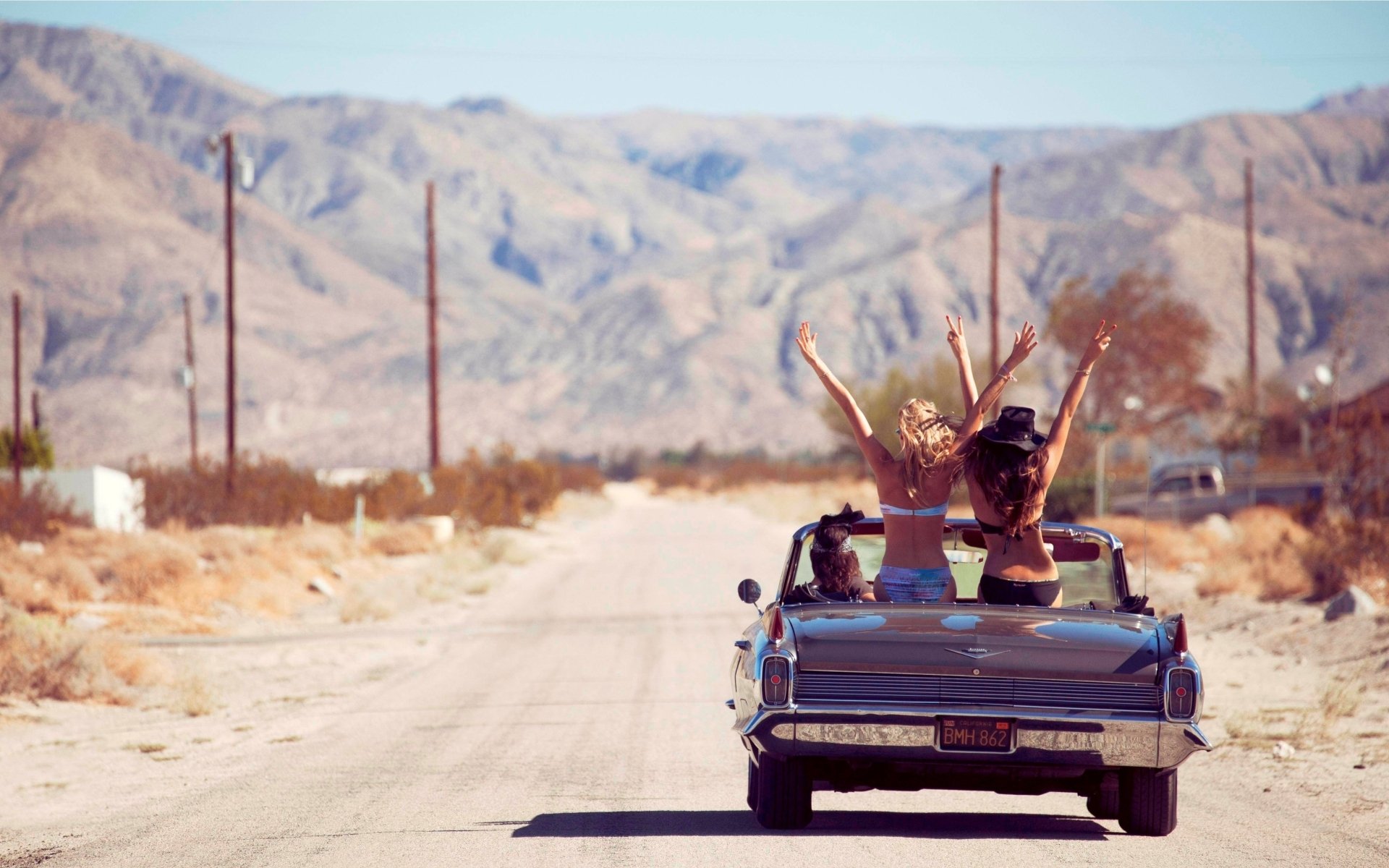 chicas karasotki convertible carretera montañas