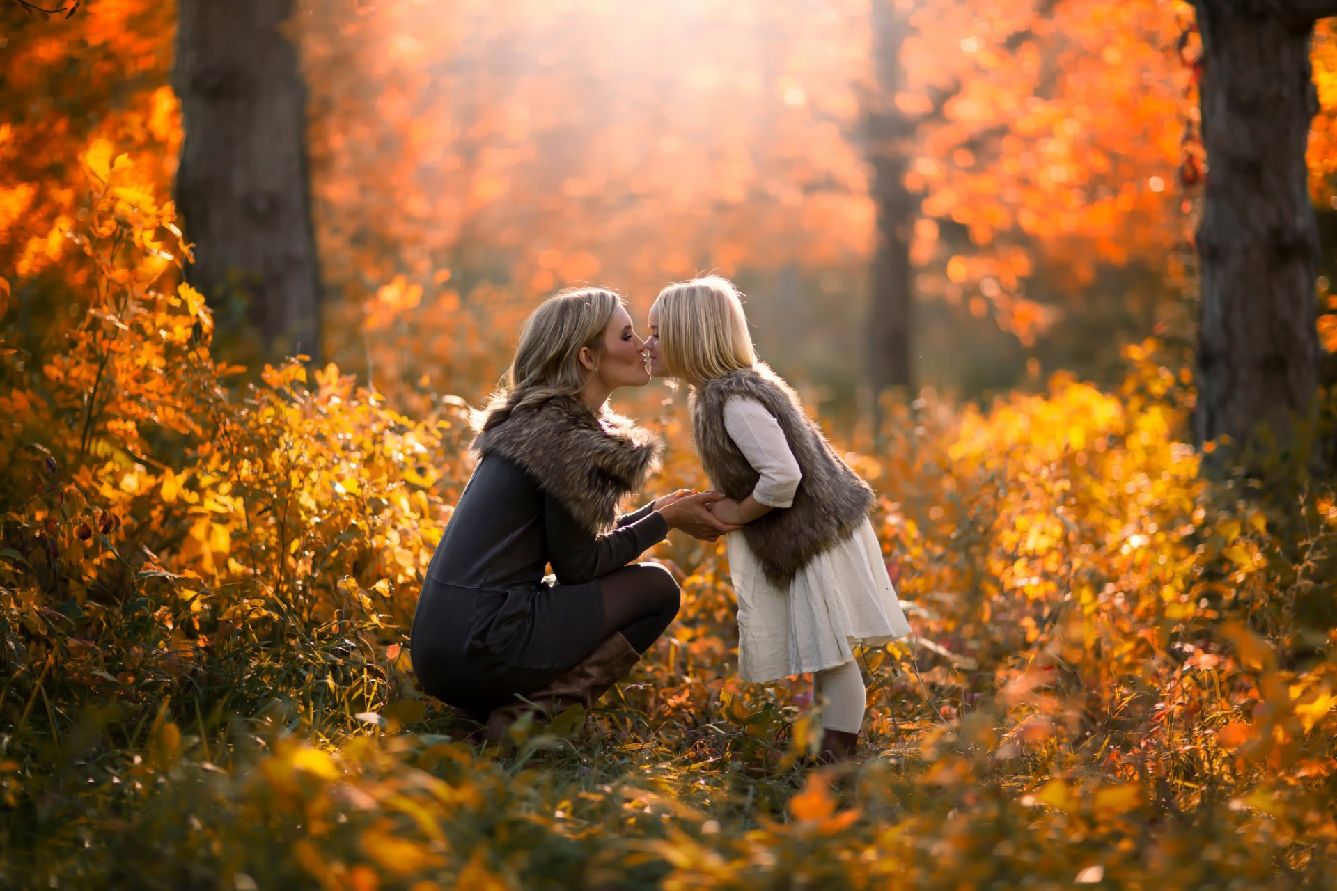 herbst mädchen mutter tochter wald kuss