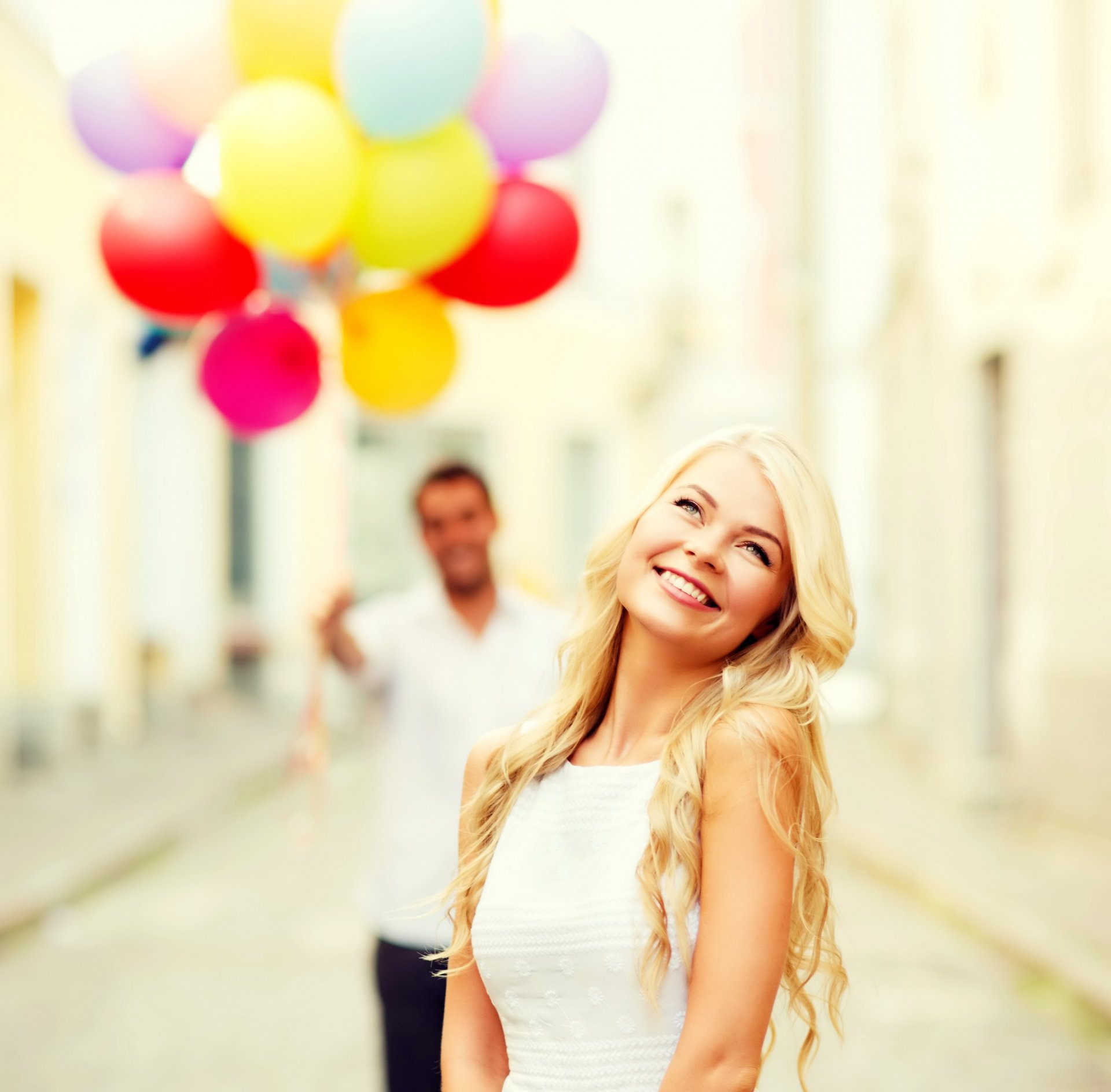 feliz globos romance amor alegría felicidad pareja globos