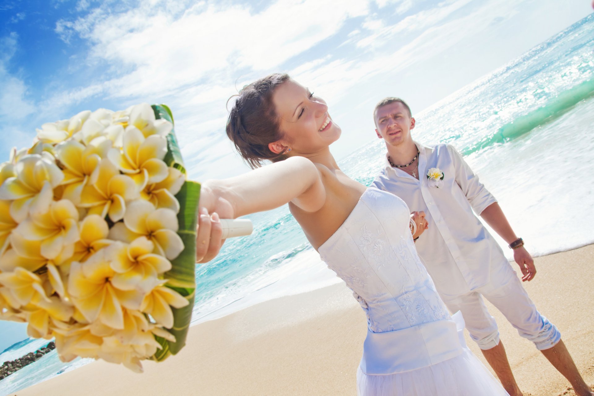 ea beach couple bouquet