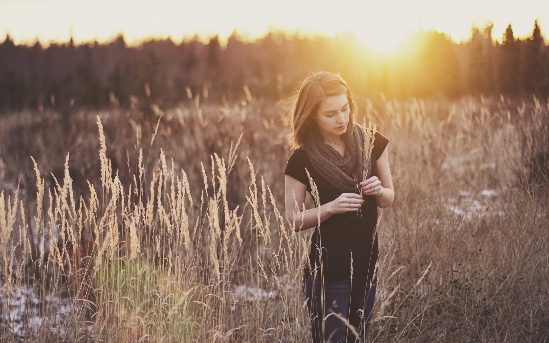 girl the field light