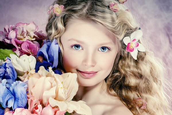 Une fille avec un bouquet de fleurs