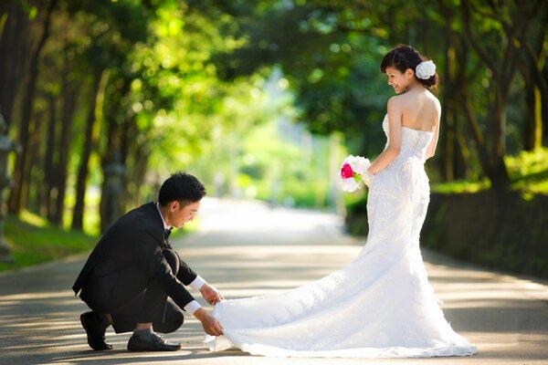 Chica en vestido de novia con chico en traje