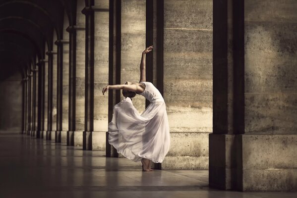 La danse de la ballerine dans la ville de