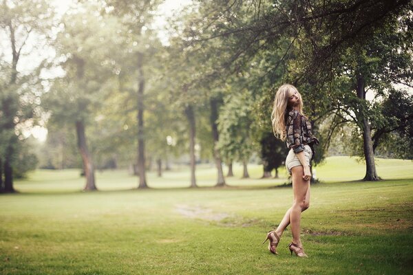 La jeune fille en short pose