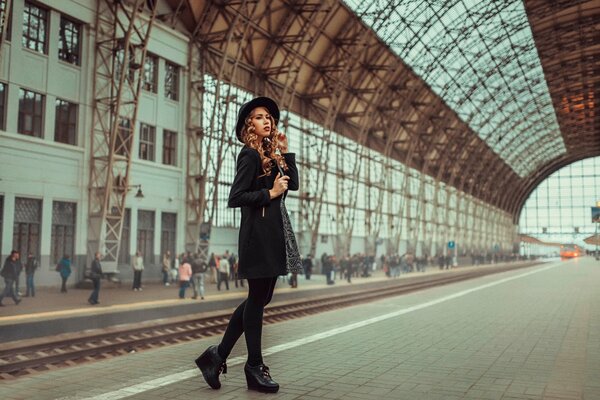 Chica en la plataforma esperando el tren