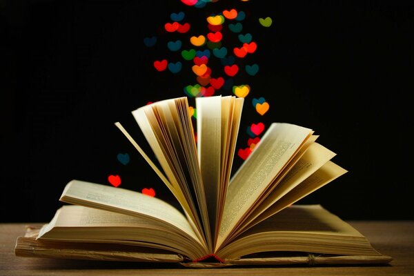 Libro abierto con corazones