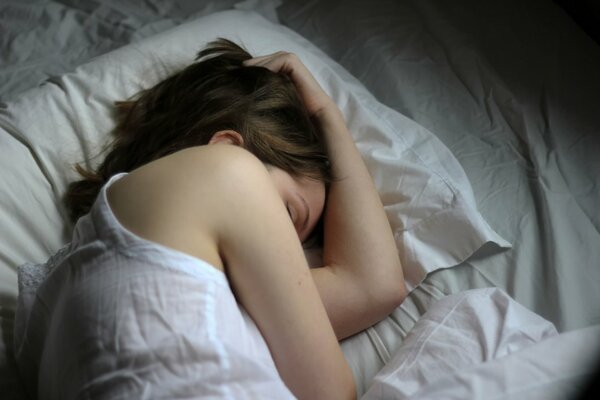 Dziewczyna Śpiąca na białym łóżku