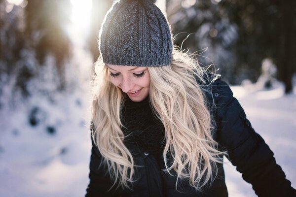 Belle fille en hiver avec des taches de rousseur