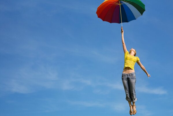 Dziewczyna z parasolem jasny lot w niebo