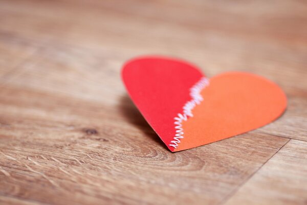 Corazón de papel sobre fondo de madera